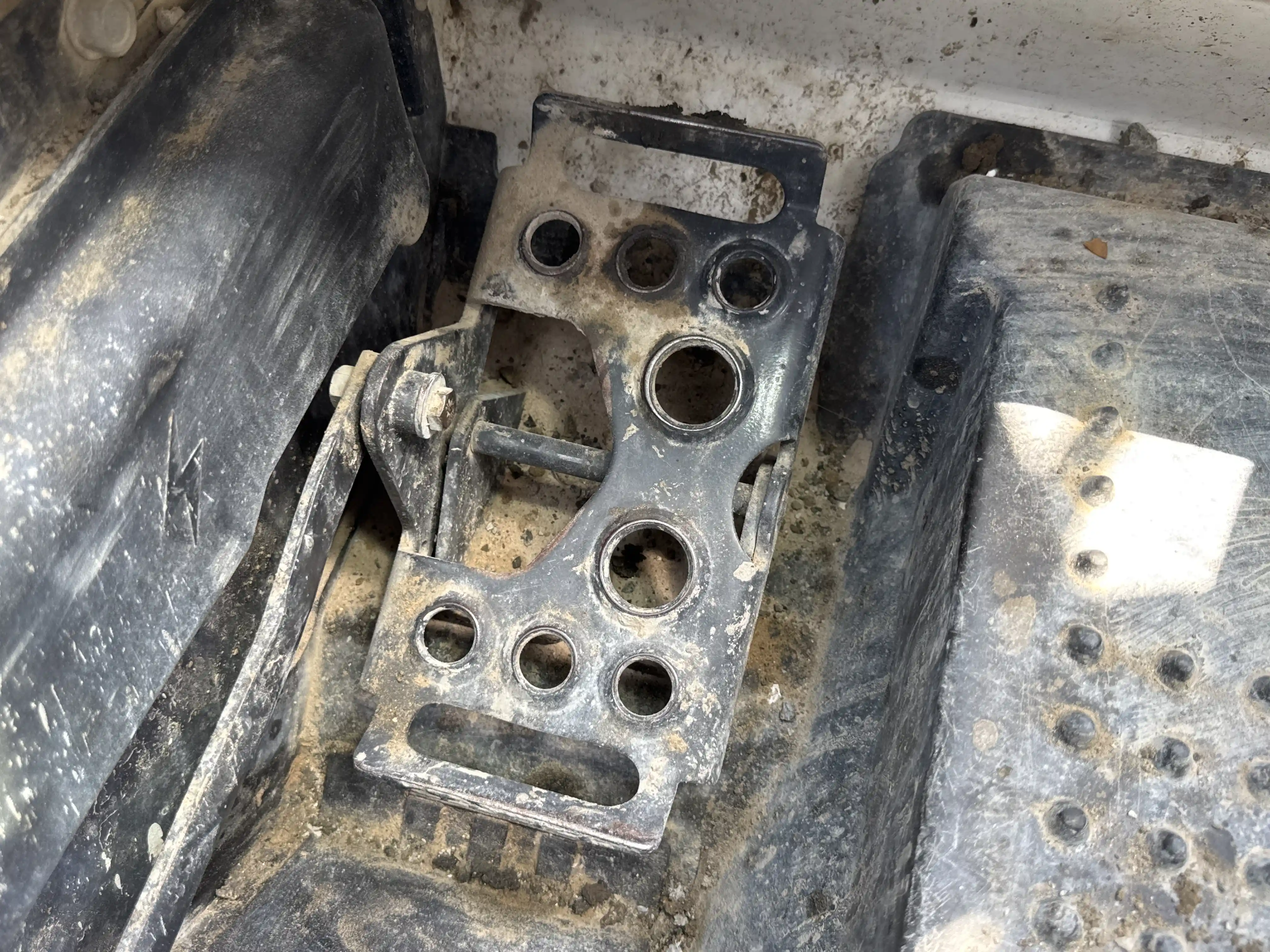 SSL-005-Bobcat-S510-skid-steer-loader-inspection-cabin-pedals-1