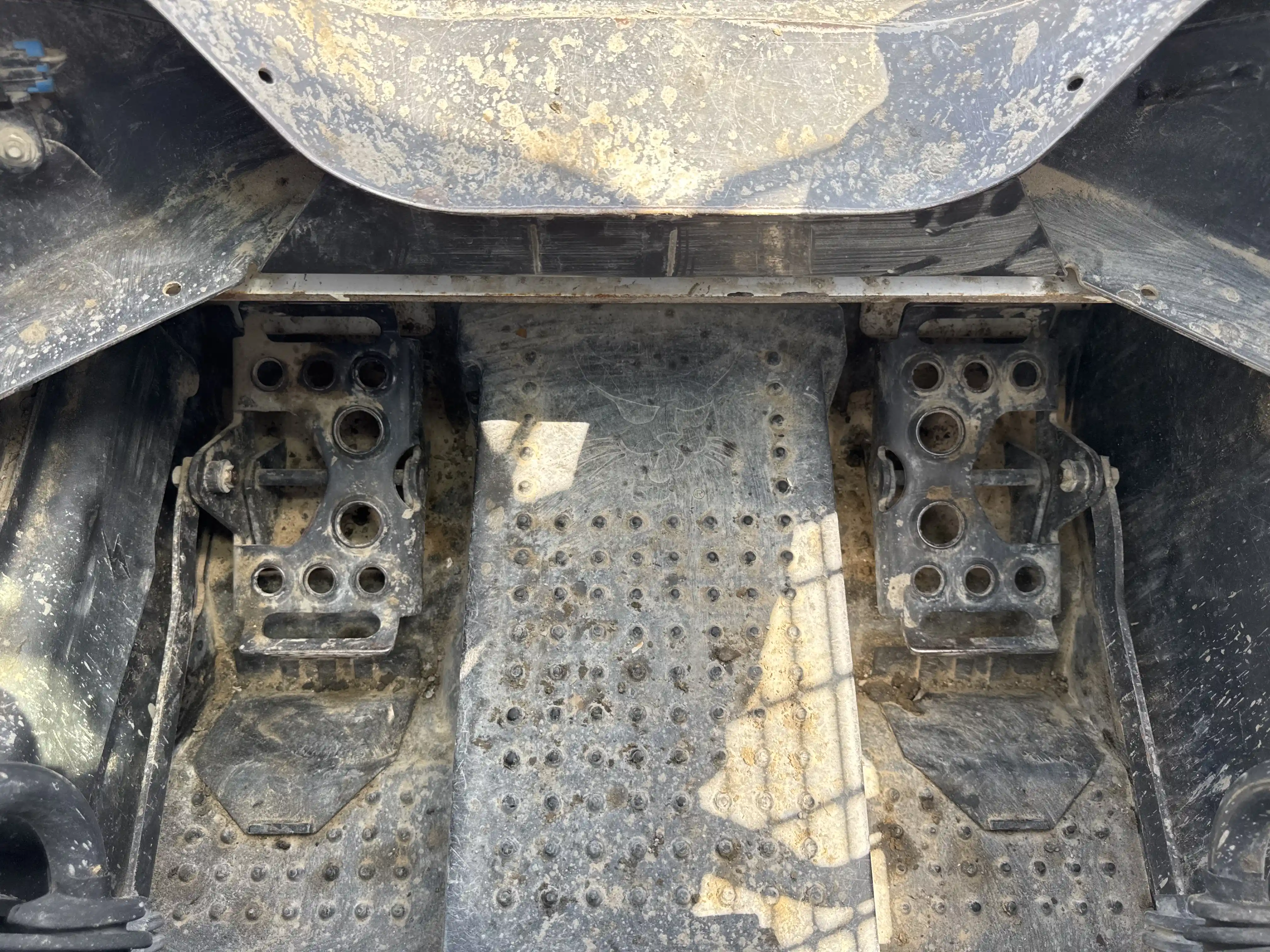 SSL-005-Bobcat-S510-skid-steer-loader-inspection-cabin-pedals-2