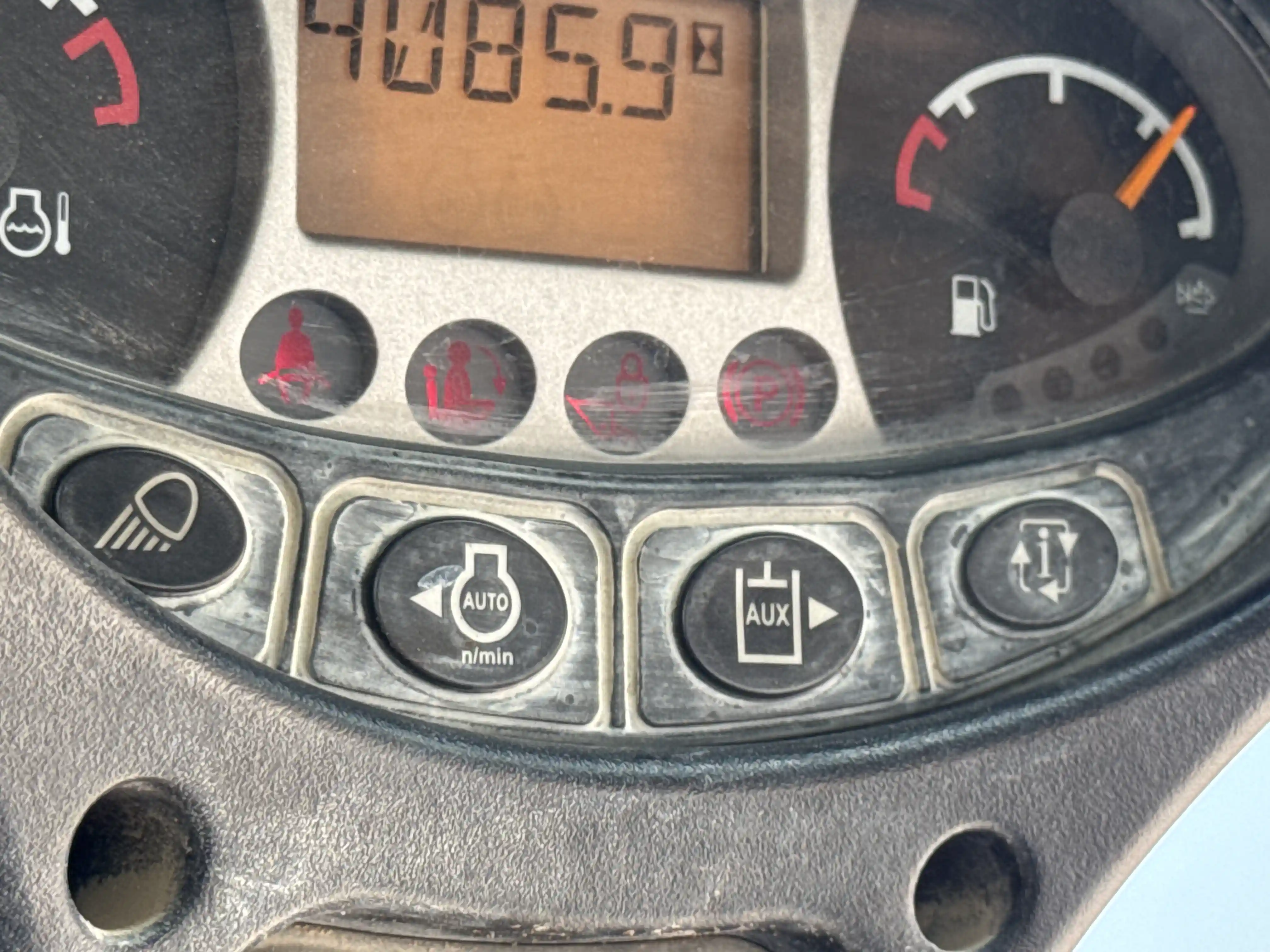 SSL-005-Bobcat-S510-skid-steer-loader-inspection-cabin-instrument-cluster-1