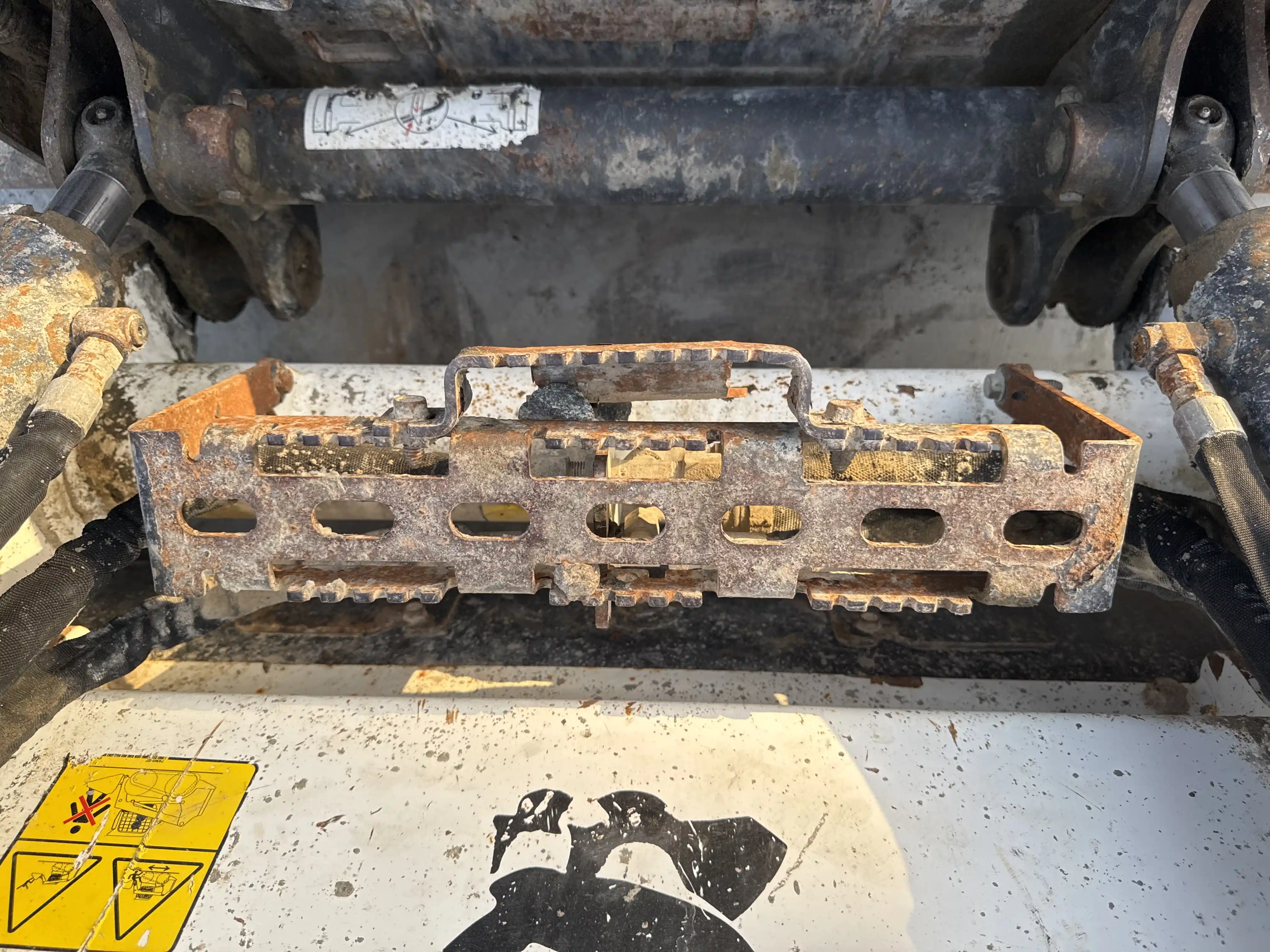 SSL-006-Bobcat-S510-skid-steer-loader-inspection-structure-steps-ladders-2