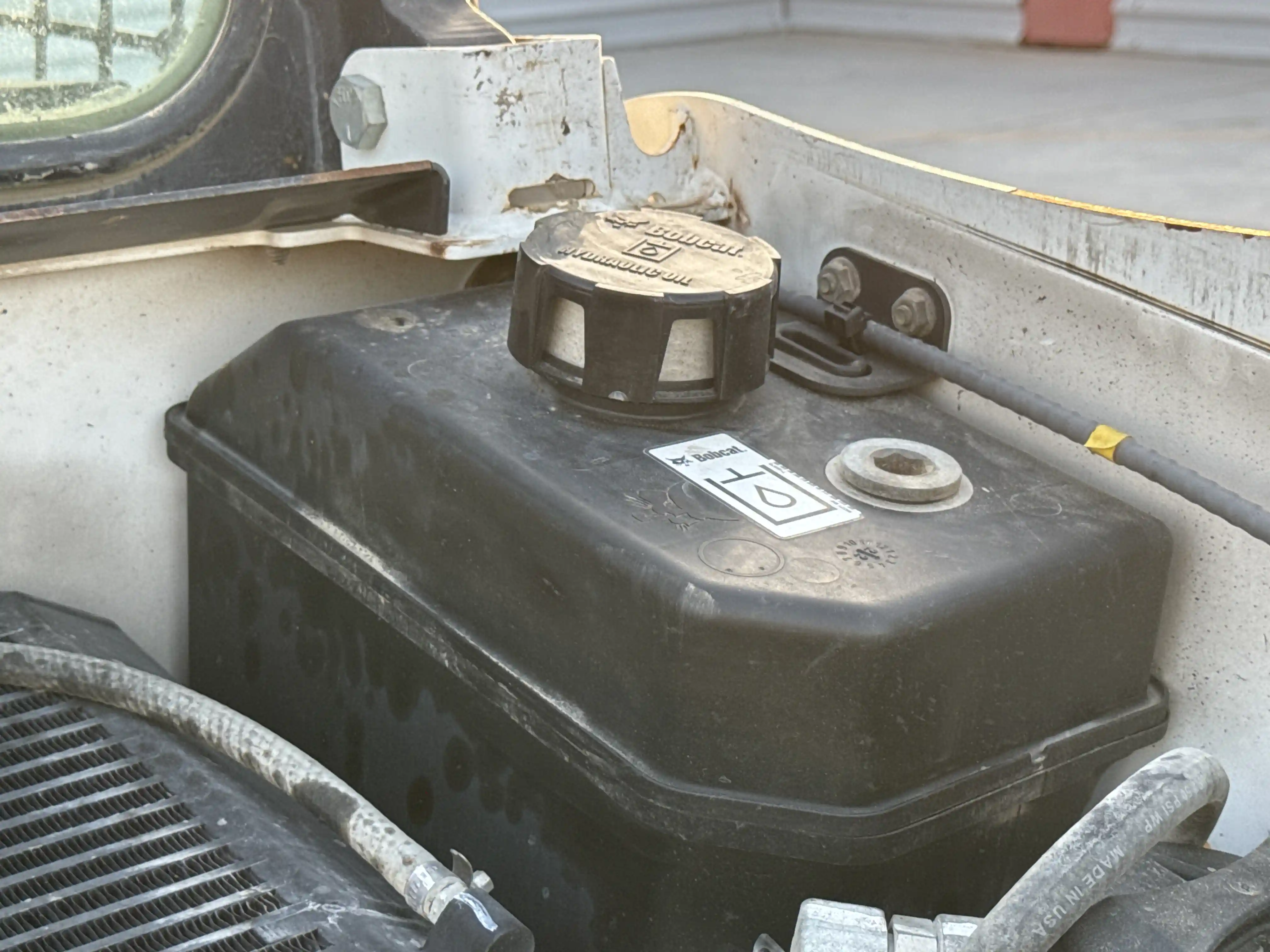 SSL-006-Bobcat-S510-skid-steer-loader-inspection-hydraulics-hydraulic-tank-3
