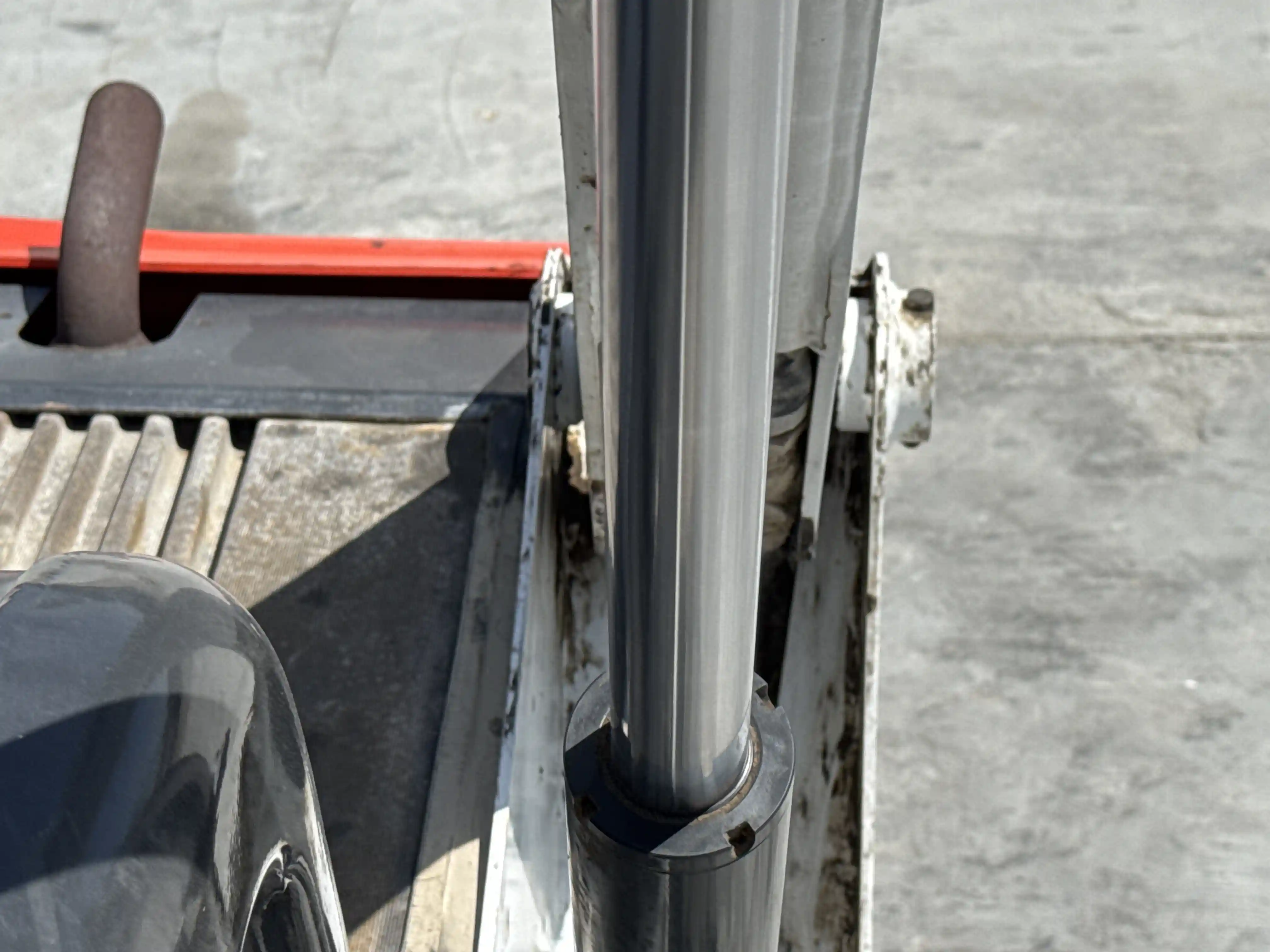SSL-006-Bobcat-S510-skid-steer-loader-inspection-hydraulics-loader-lift-cylinder-2