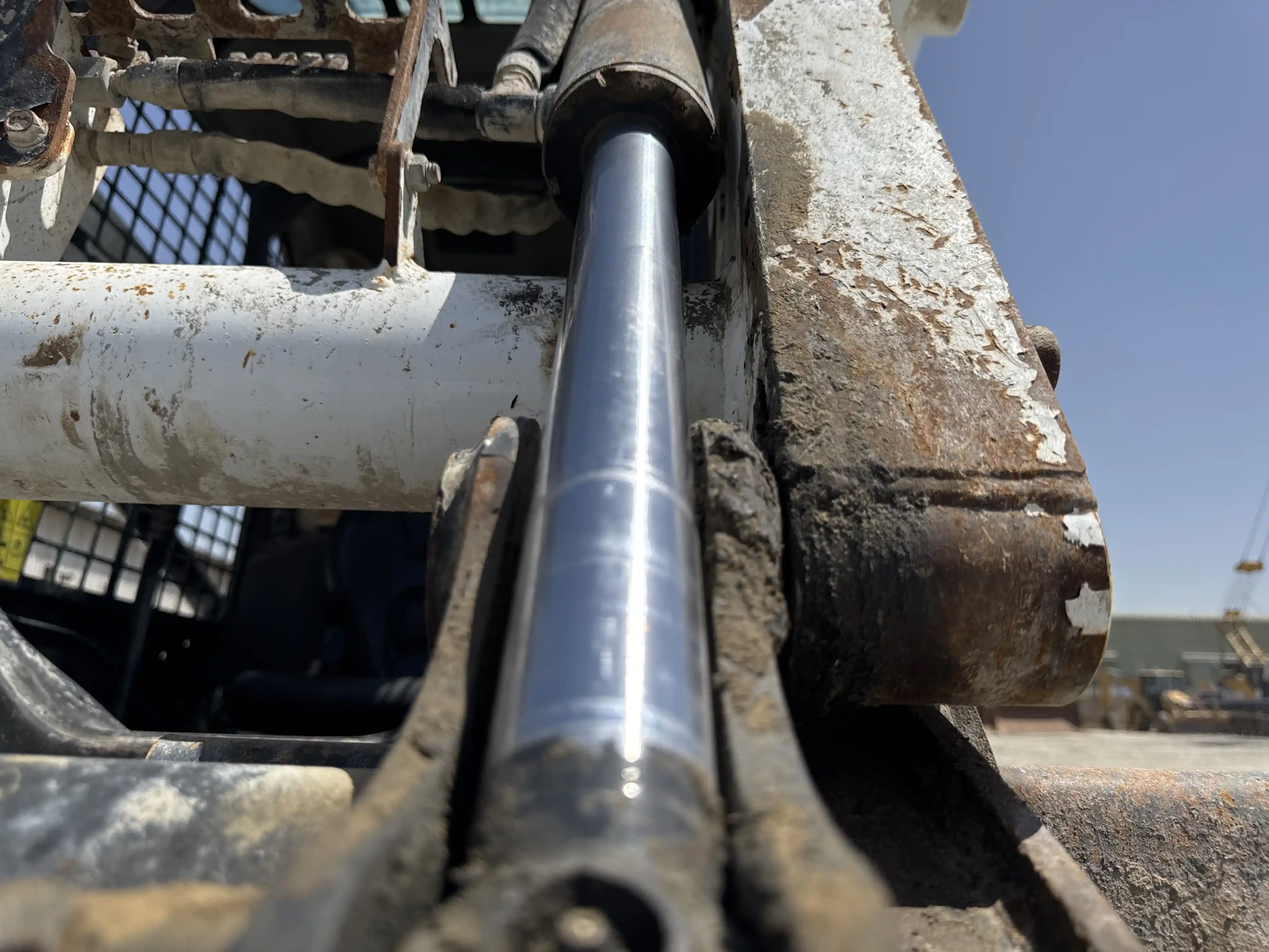 SSL-006-Bobcat-S510-skid-steer-loader-inspection-hydraulics-bucket-tilt-cylinders-1