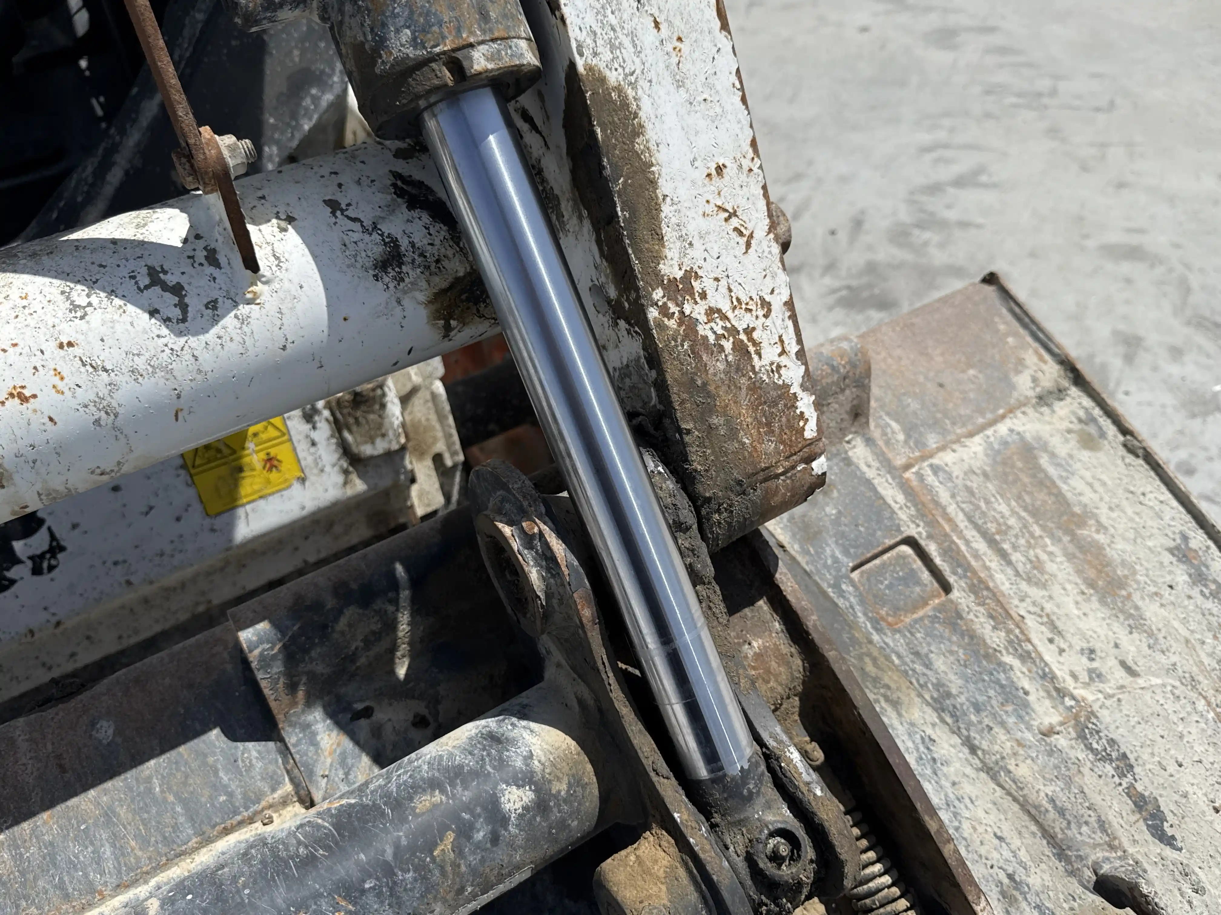 SSL-006-Bobcat-S510-skid-steer-loader-inspection-hydraulics-bucket-tilt-cylinders-2