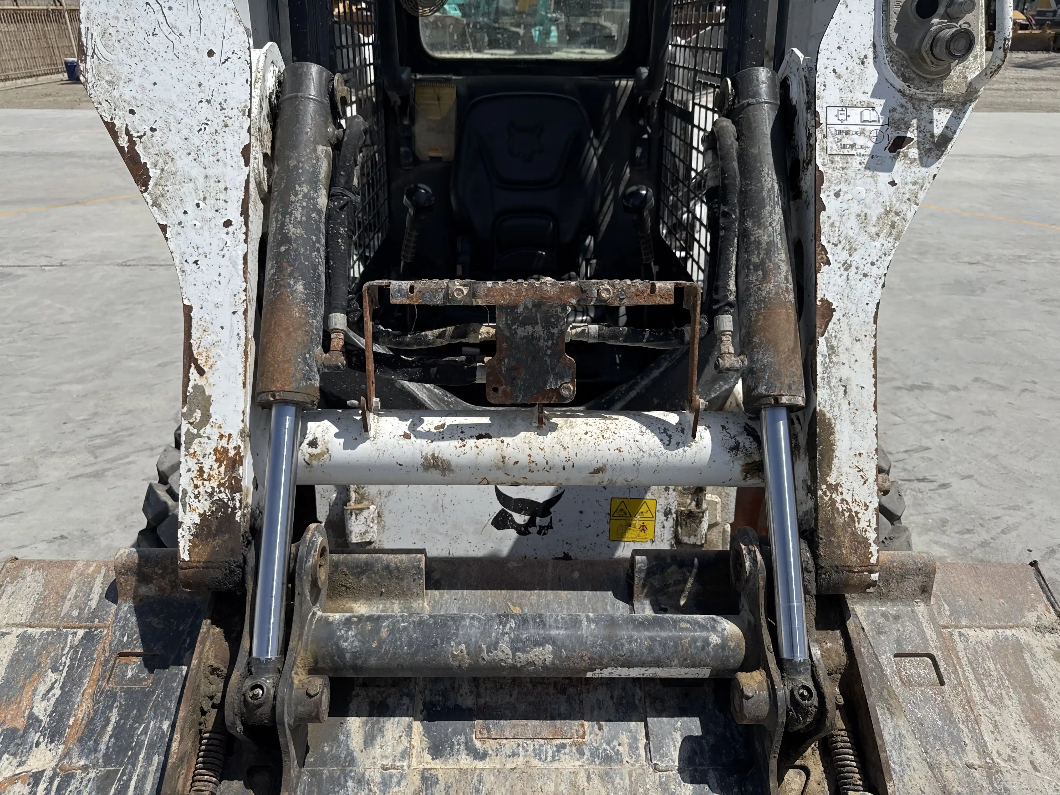 SSL-006-Bobcat-S510-skid-steer-loader-inspection-hydraulics-bucket-tilt-cylinders-3