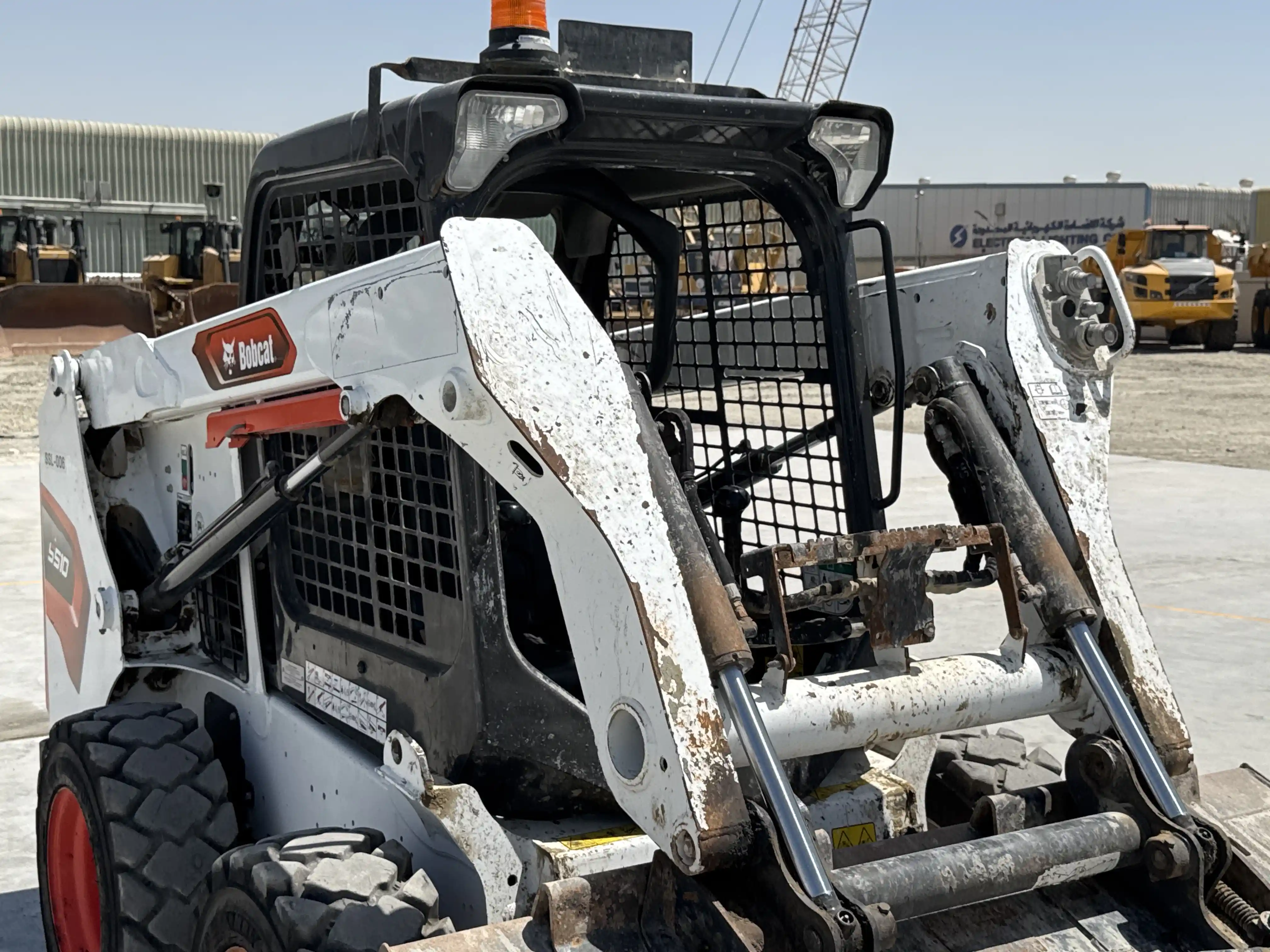 SSL-006-Bobcat-S510-skid-steer-loader-inspection-hydraulics-lift-arm-2