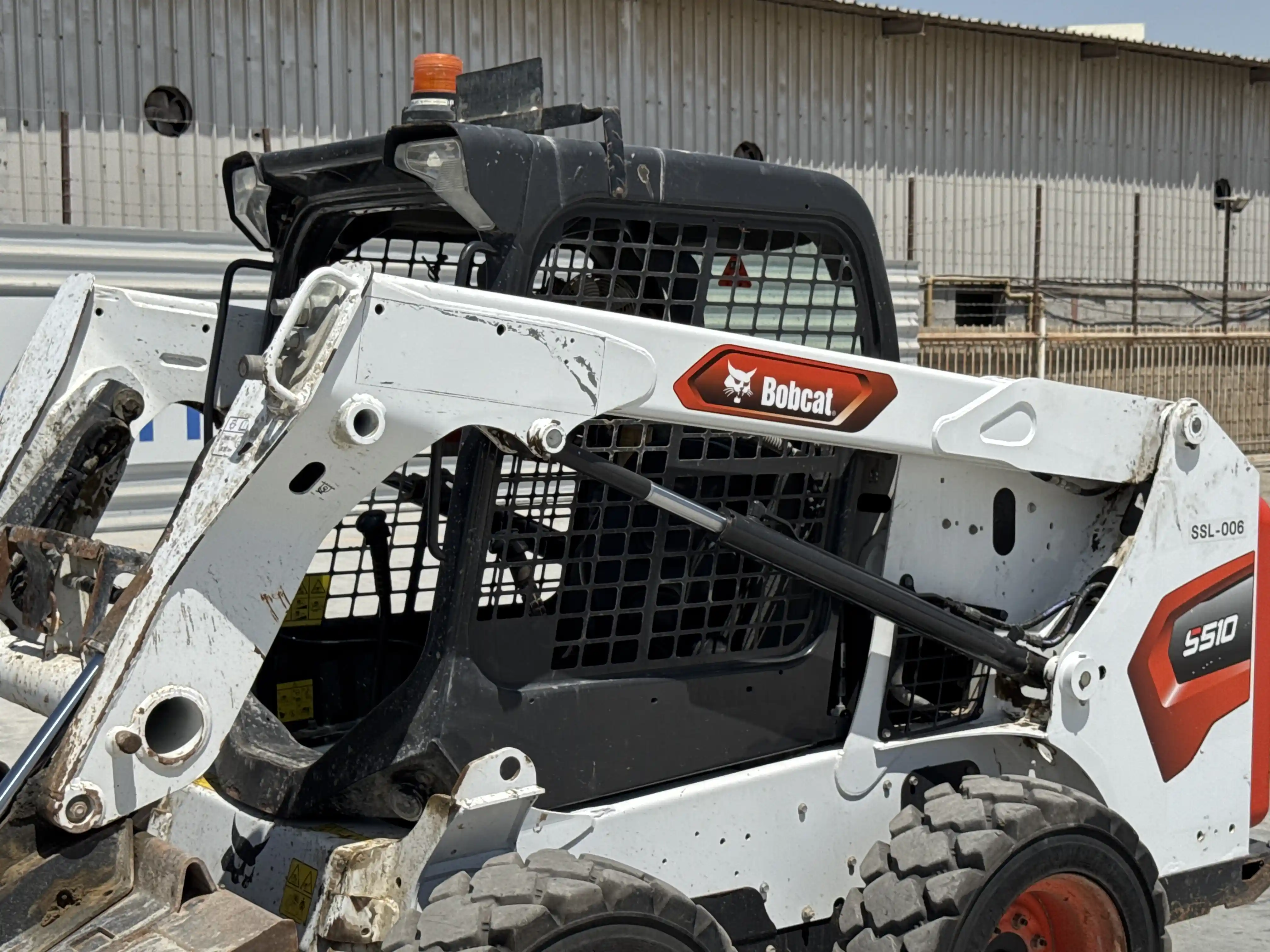 SSL-006-Bobcat-S510-skid-steer-loader-inspection-hydraulics-lift-arm-4