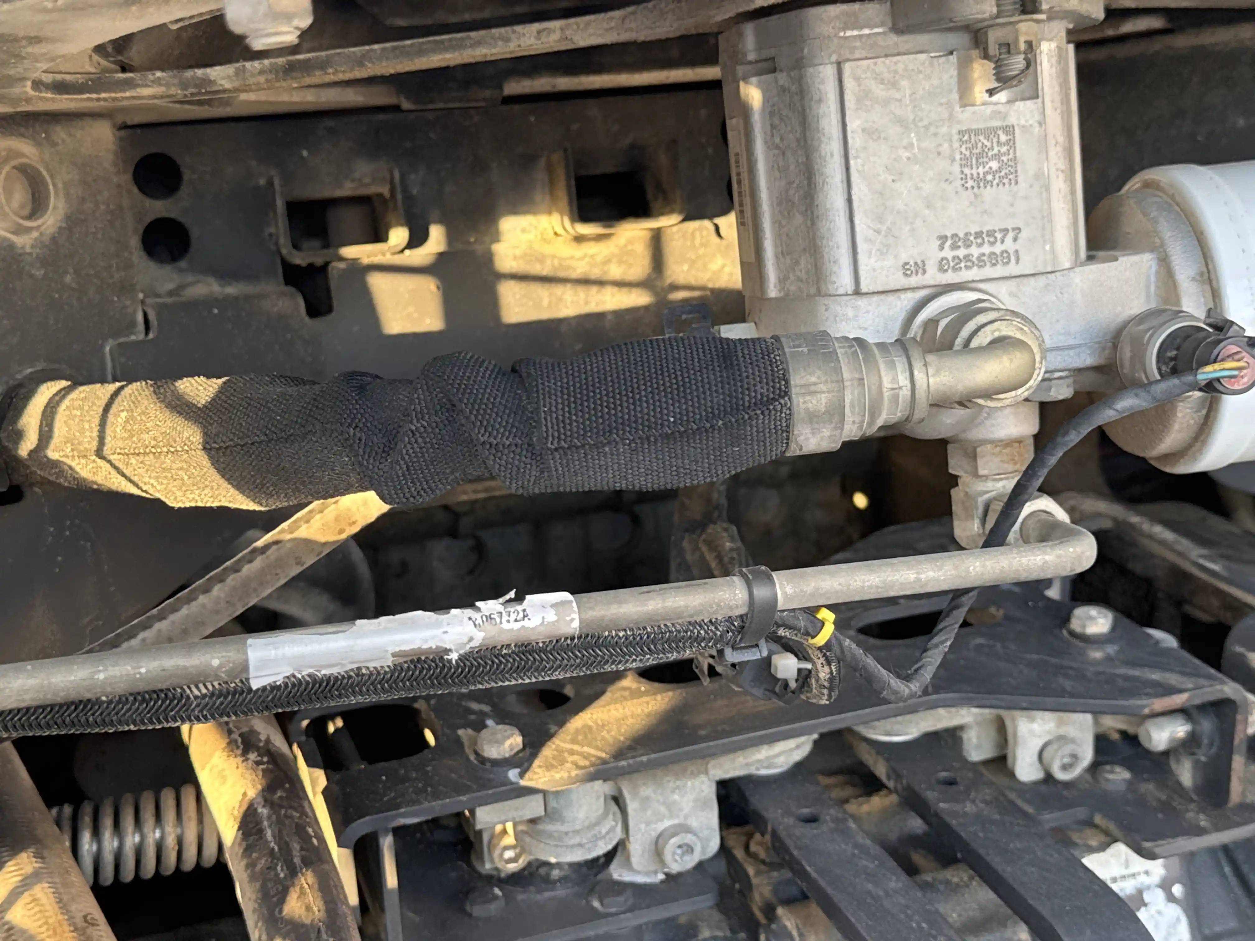SSL-006-Bobcat-S510-skid-steer-loader-inspection-hydraulics-hydraulic-hoses-and-lines-2