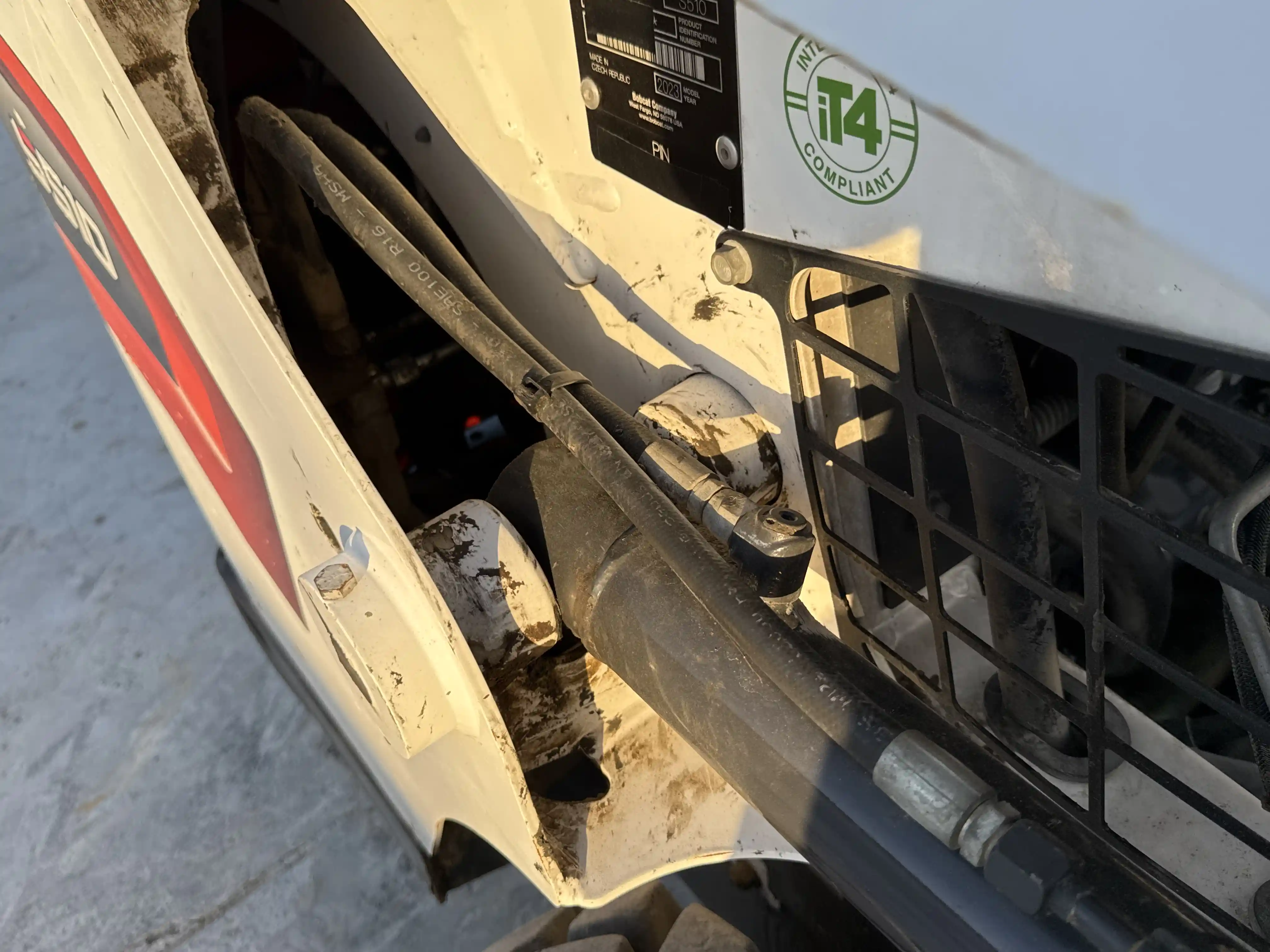 SSL-006-Bobcat-S510-skid-steer-loader-inspection-hydraulics-hydraulic-hoses-and-lines-3