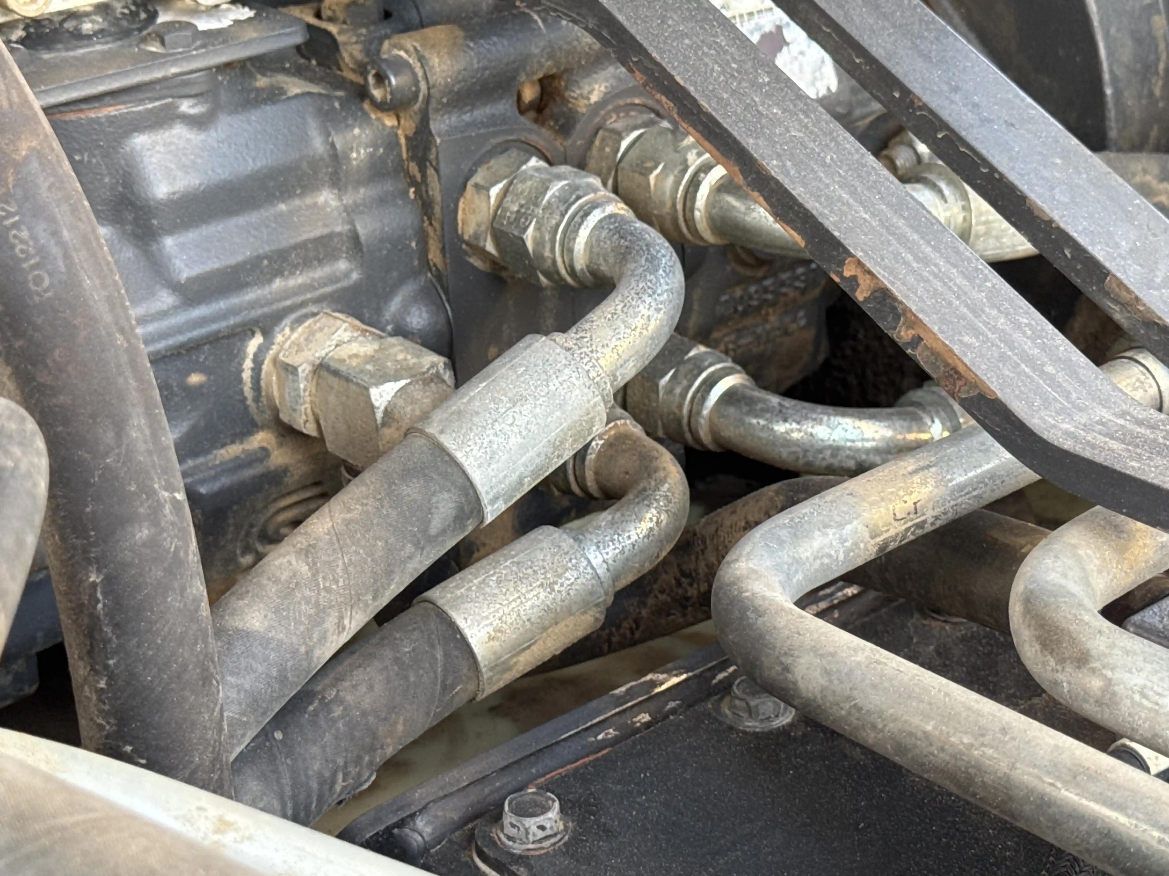SSL-006-Bobcat-S510-skid-steer-loader-inspection-hydraulics-hydraulic-hoses-and-lines-4