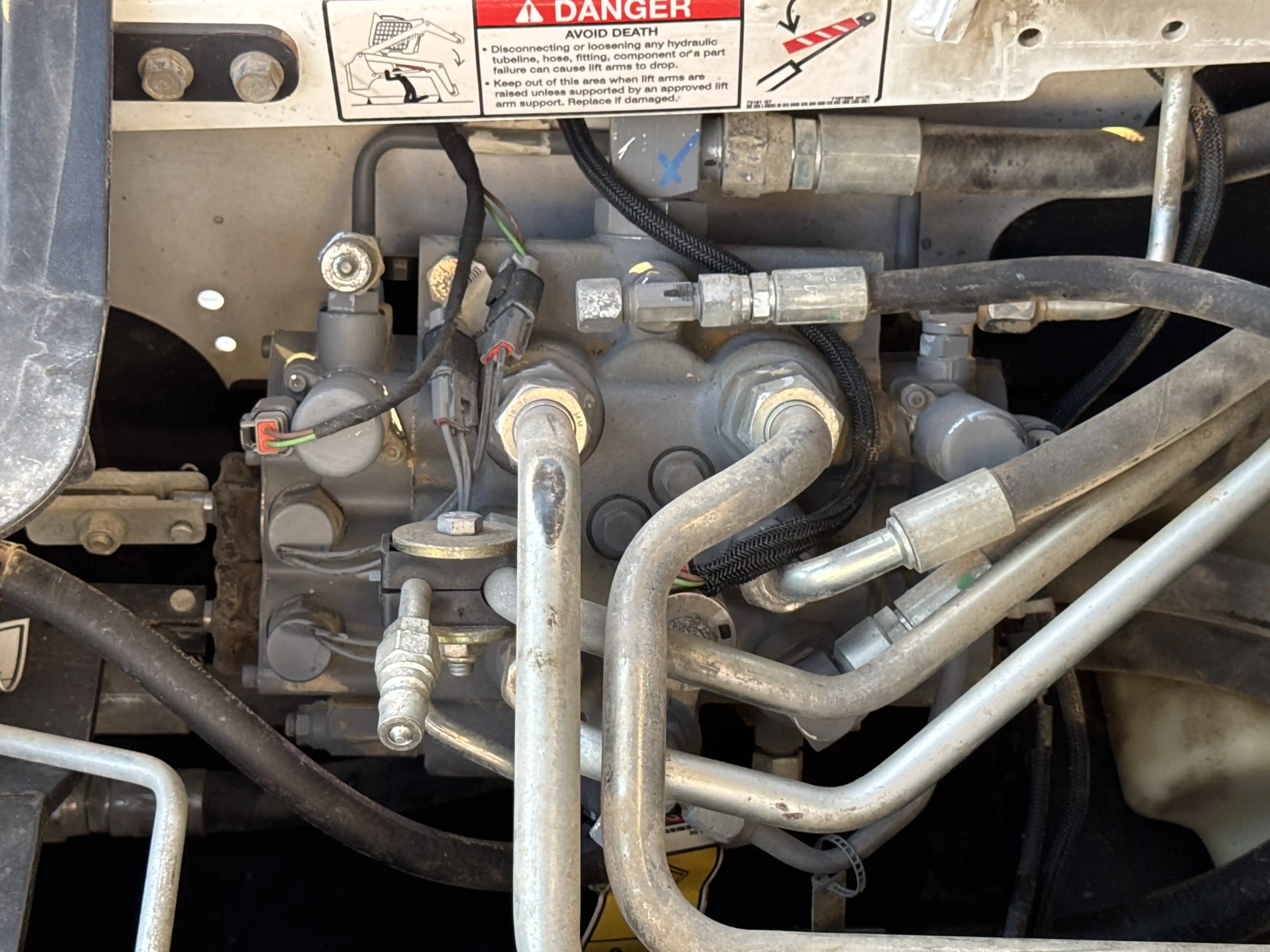 SSL-006-Bobcat-S510-skid-steer-loader-inspection-hydraulics-main-control-valve-MCV-2