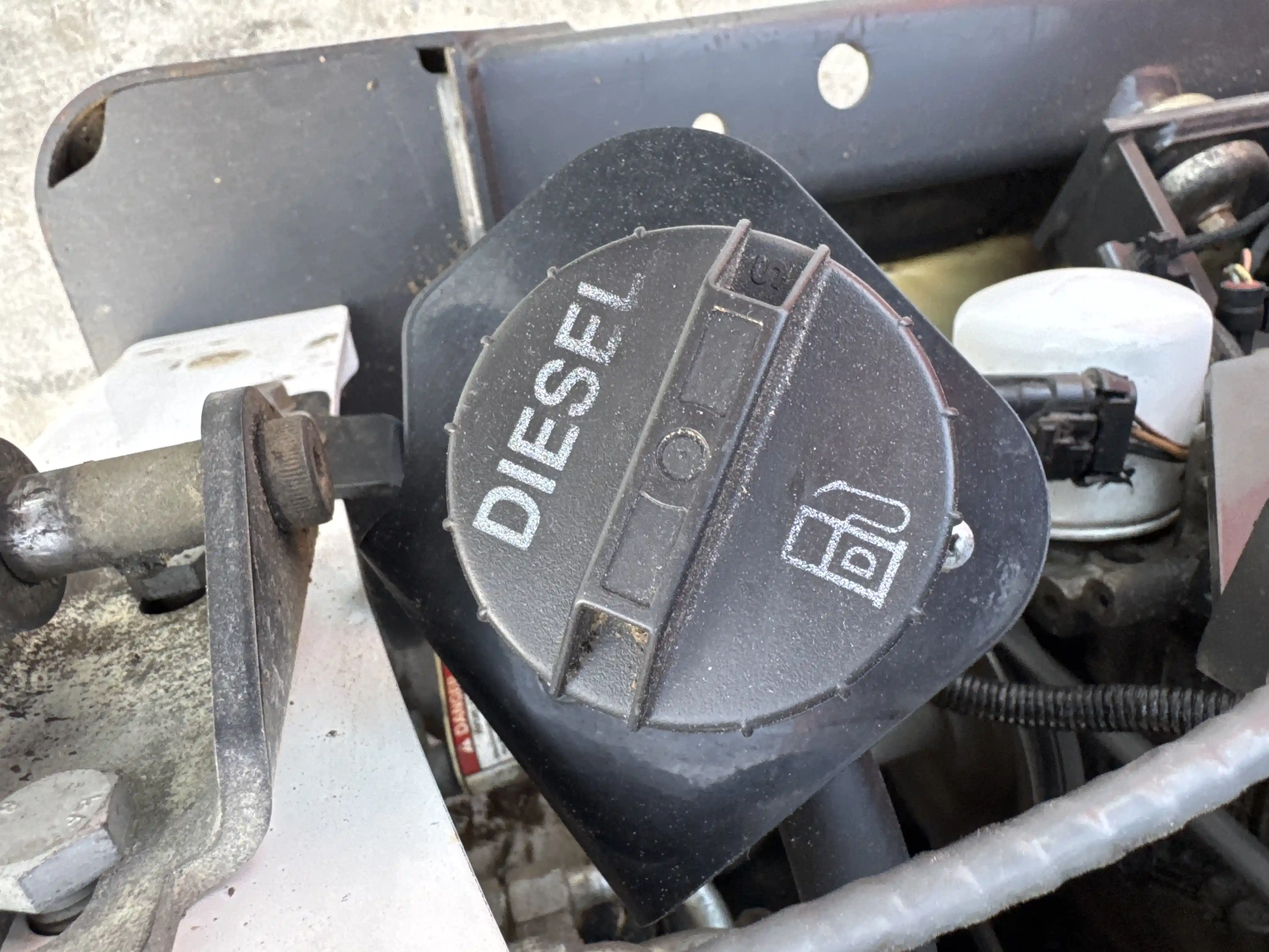SSL-006-Bobcat-S510-skid-steer-loader-inspection-engine-fuel-tank-1