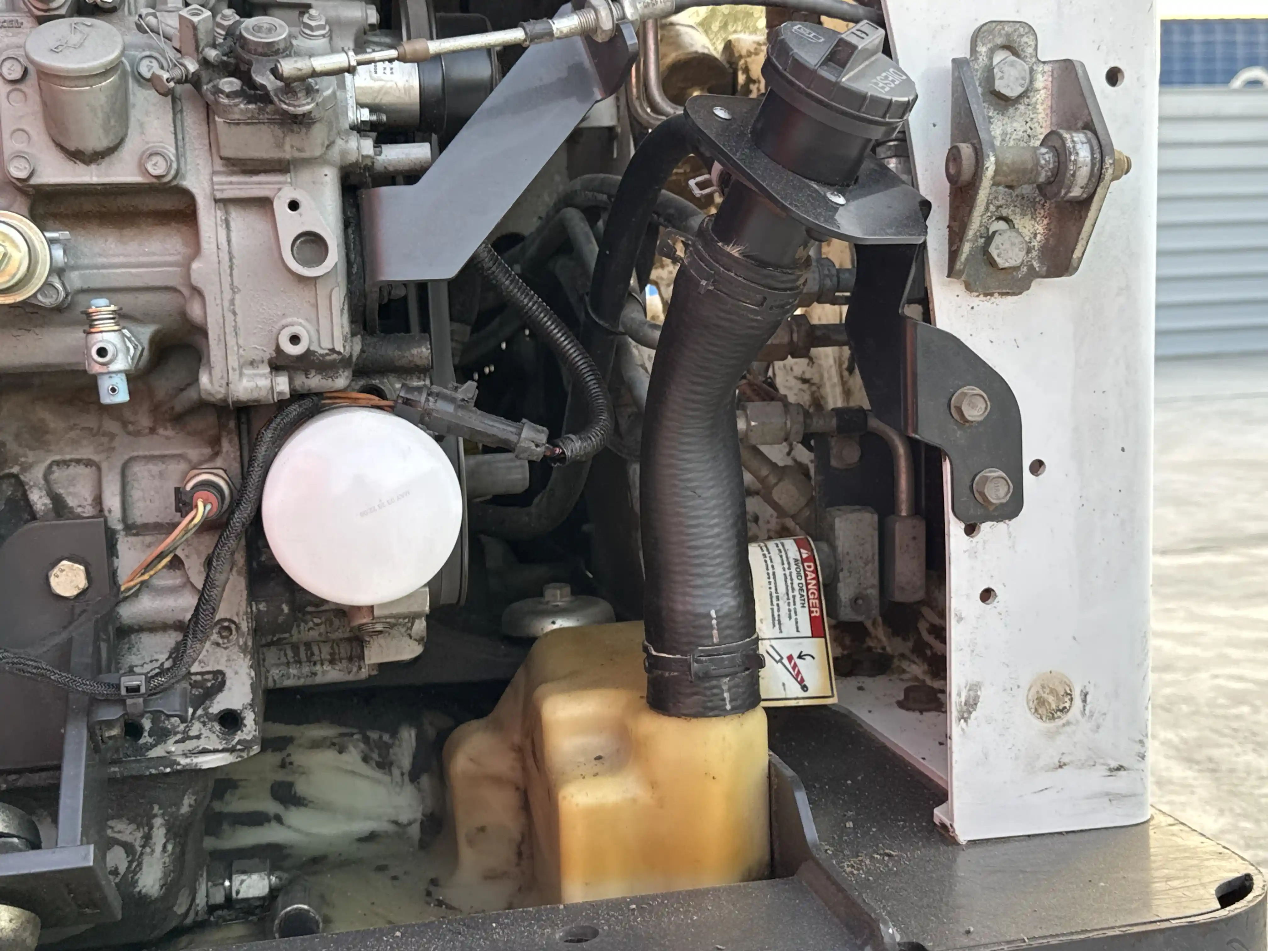 SSL-006-Bobcat-S510-skid-steer-loader-inspection-engine-fuel-tank-2