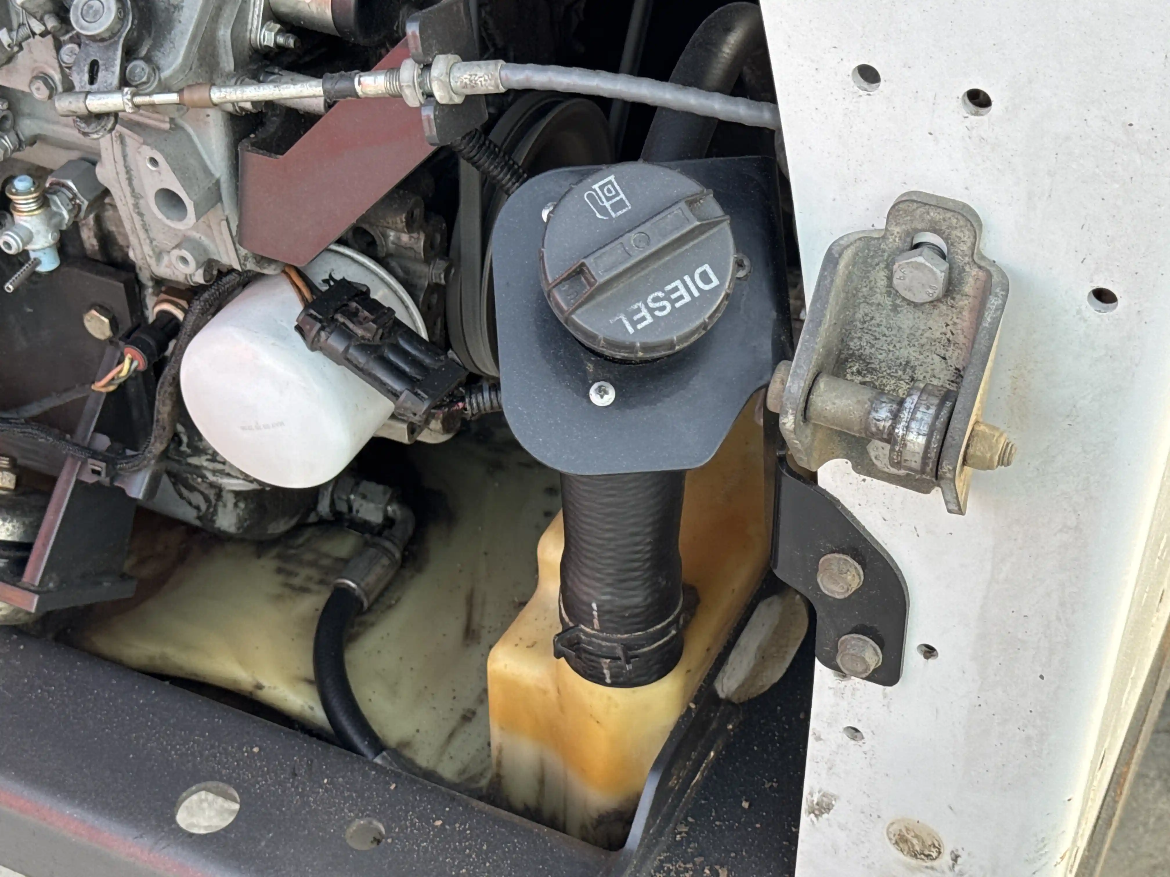 SSL-006-Bobcat-S510-skid-steer-loader-inspection-engine-fuel-tank-3