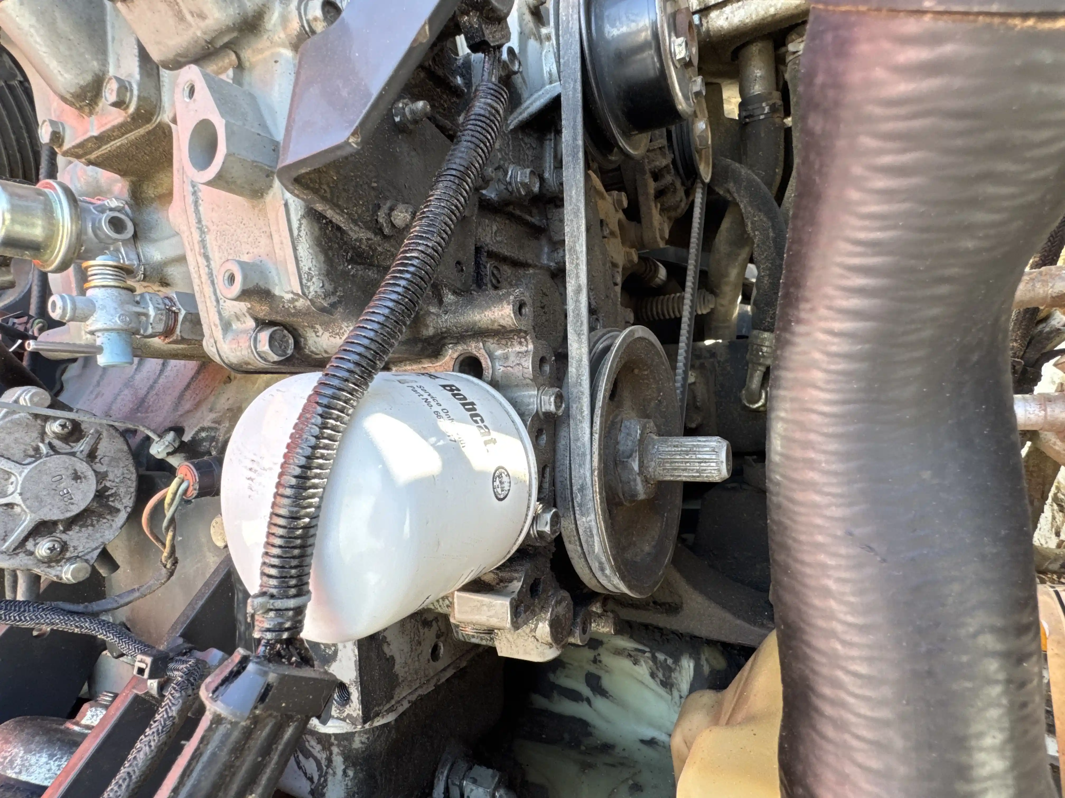 SSL-006-Bobcat-S510-skid-steer-loader-inspection-engine-engine-oil-leaks-3
