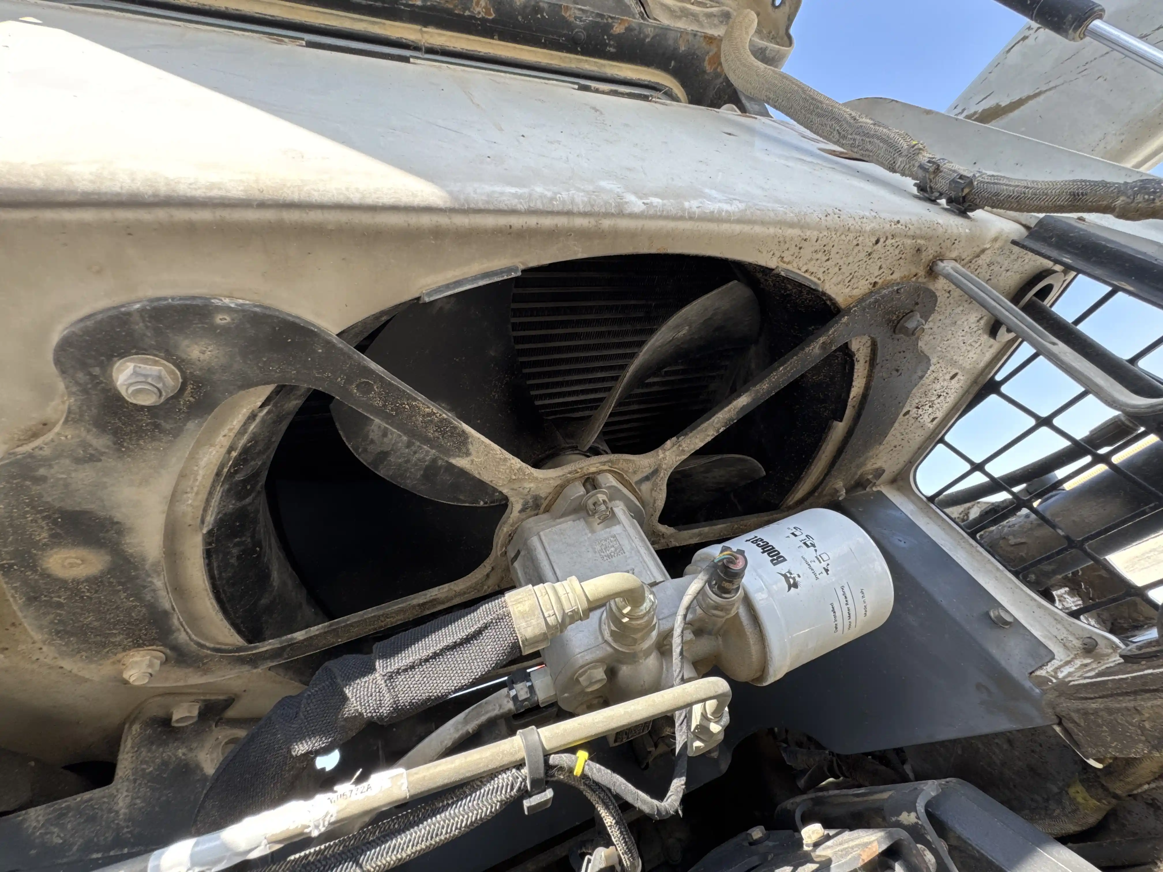 SSL-006-Bobcat-S510-skid-steer-loader-inspection-engine-cooling-fan-and-fan-guard-2
