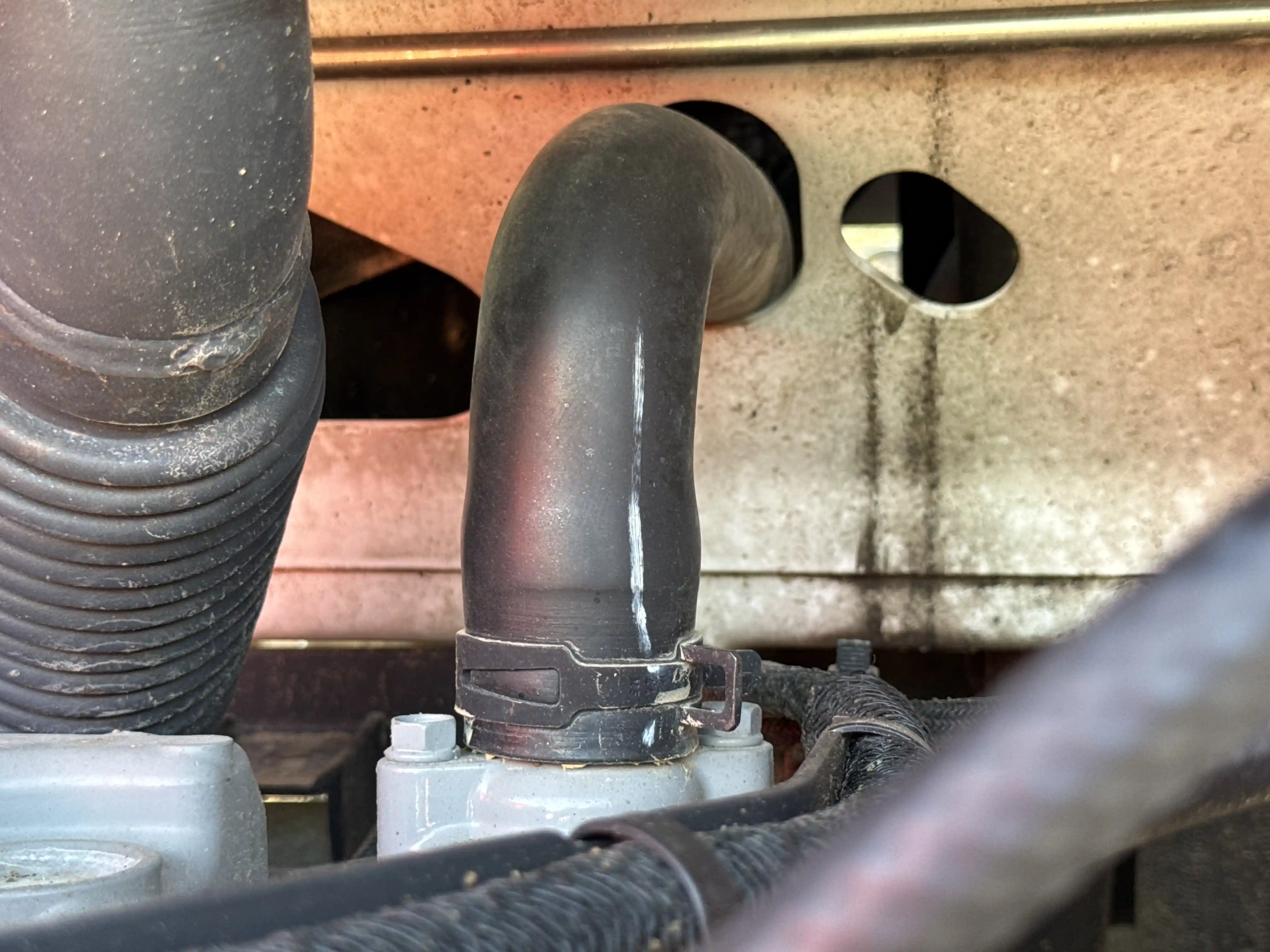 SSL-006-Bobcat-S510-skid-steer-loader-inspection-engine-hoses-2
