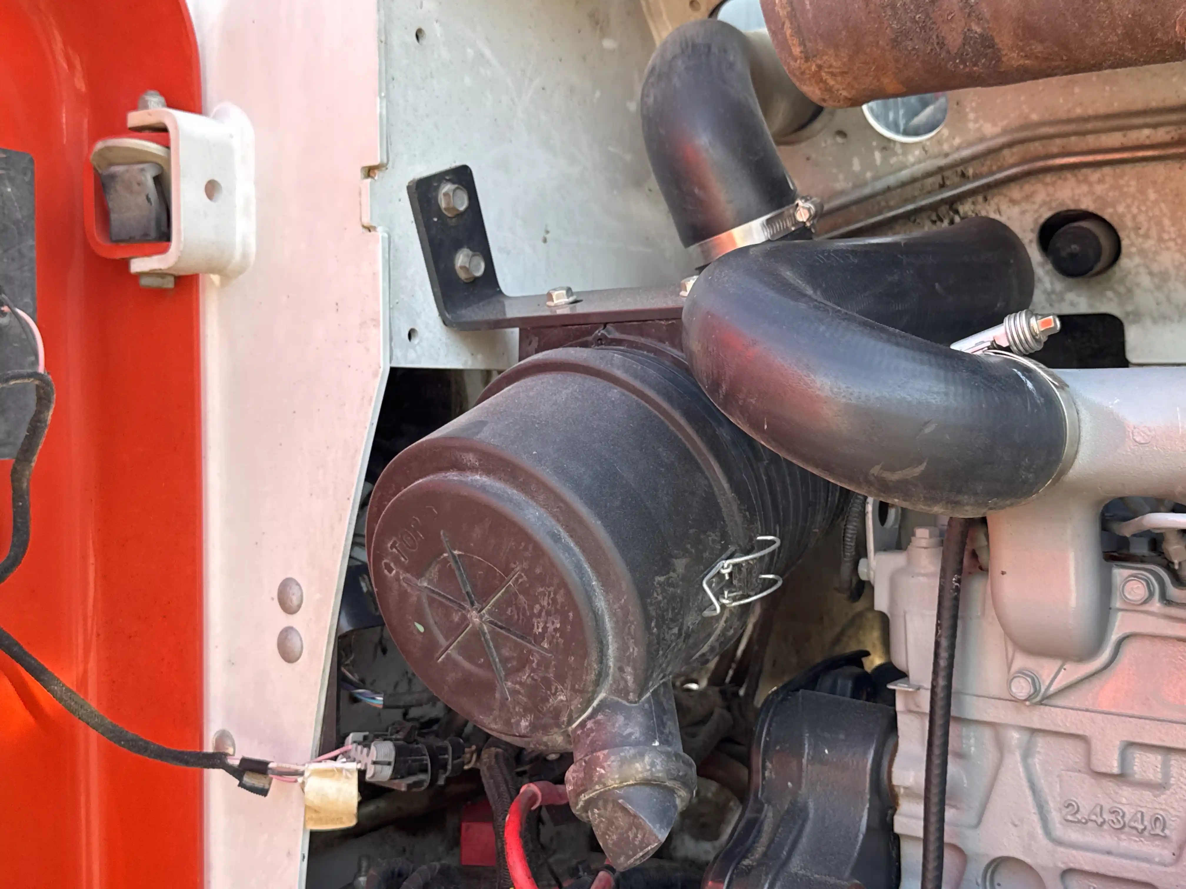 SSL-006-Bobcat-S510-skid-steer-loader-inspection-engine-air-intake-system-2