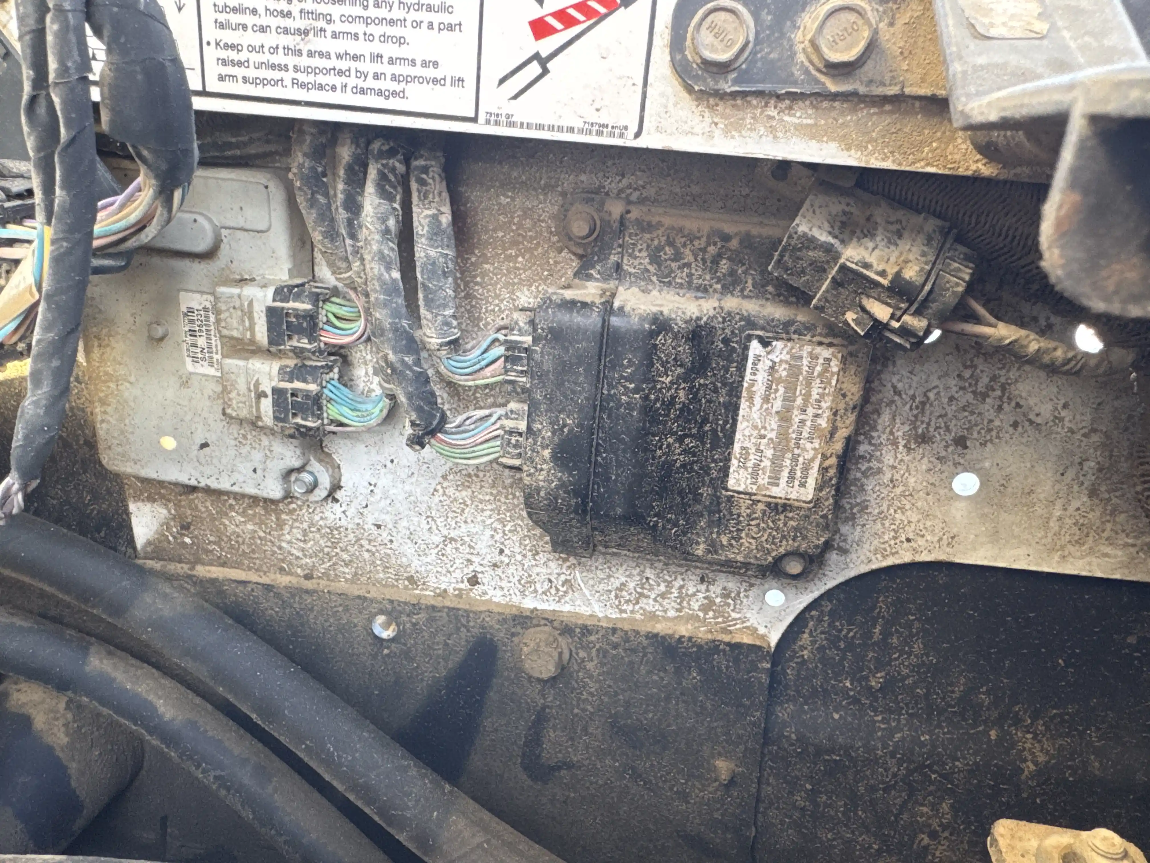 SSL-006-Bobcat-S510-skid-steer-loader-inspection-electronics-main-harness-4