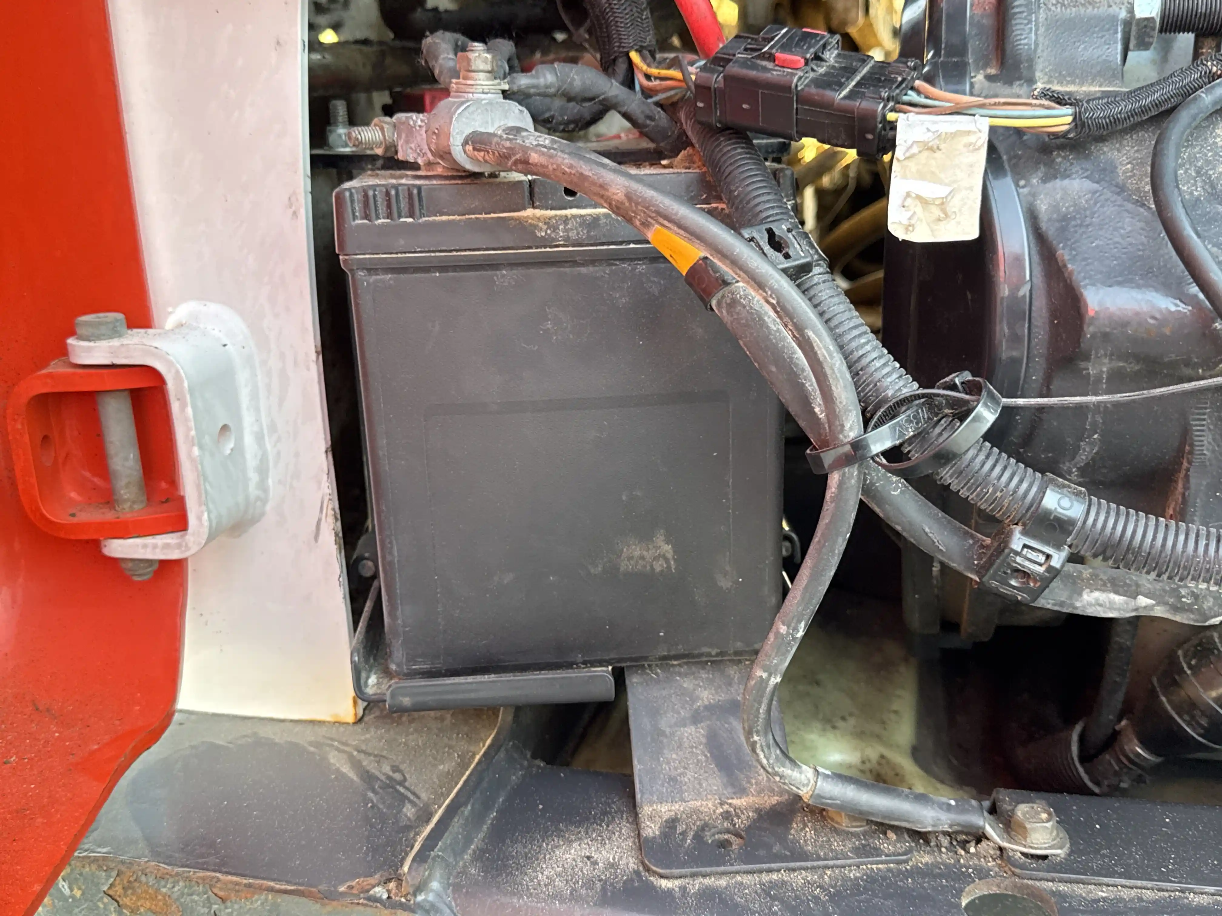 SSL-006-Bobcat-S510-skid-steer-loader-inspection-electronics-battery-1