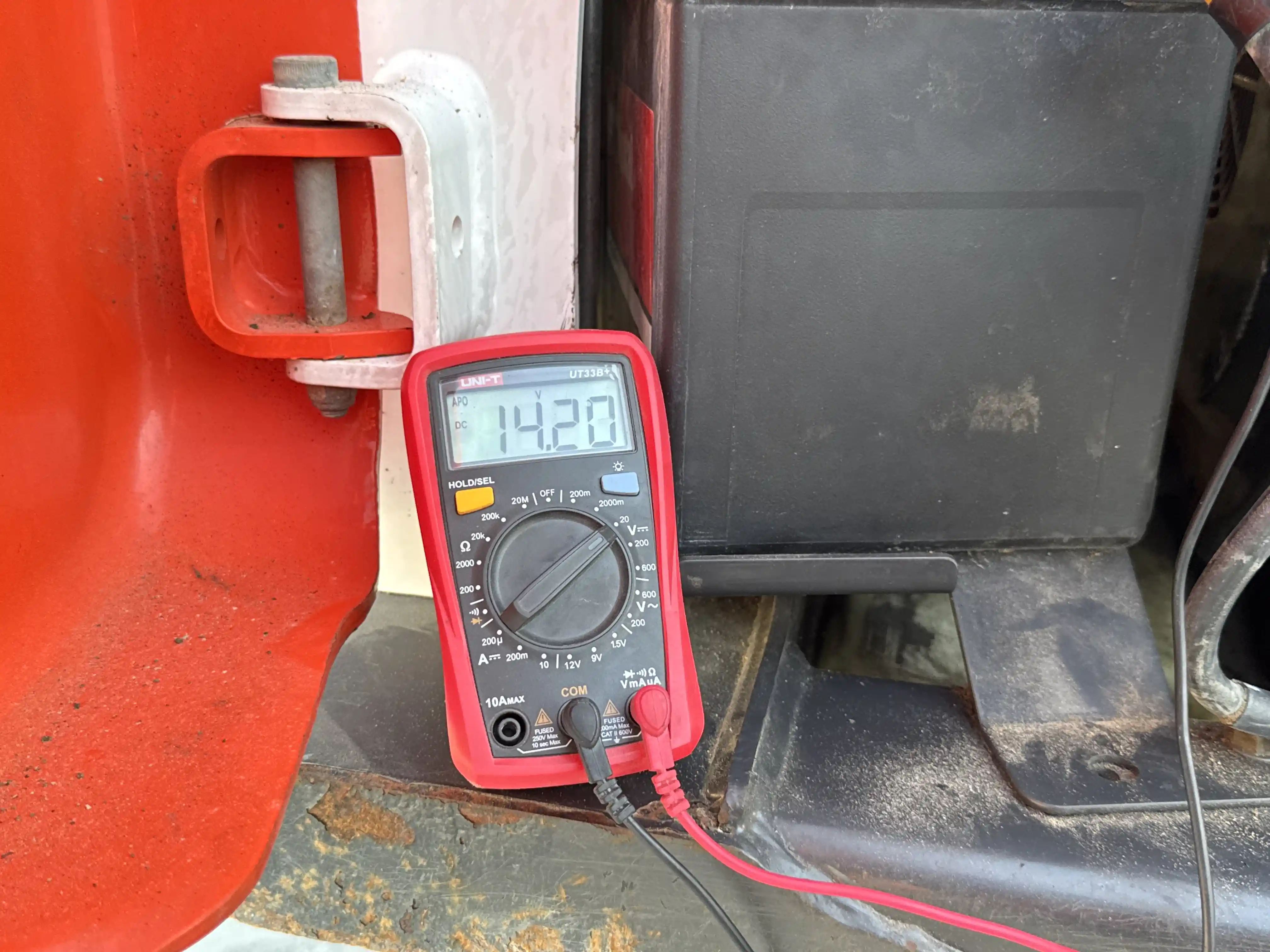 SSL-006-Bobcat-S510-skid-steer-loader-inspection-electronics-battery-2