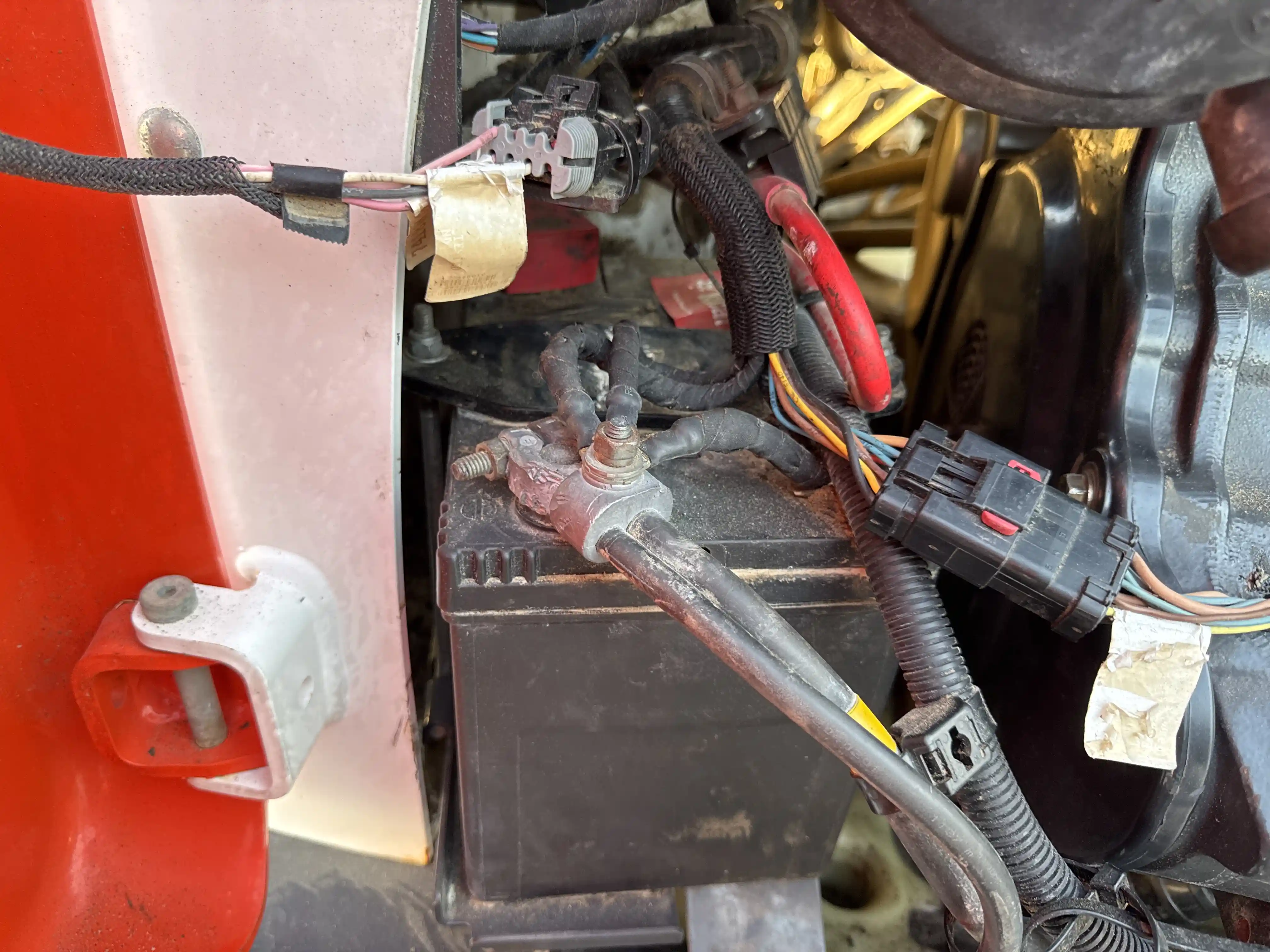 SSL-006-Bobcat-S510-skid-steer-loader-inspection-electronics-battery-3