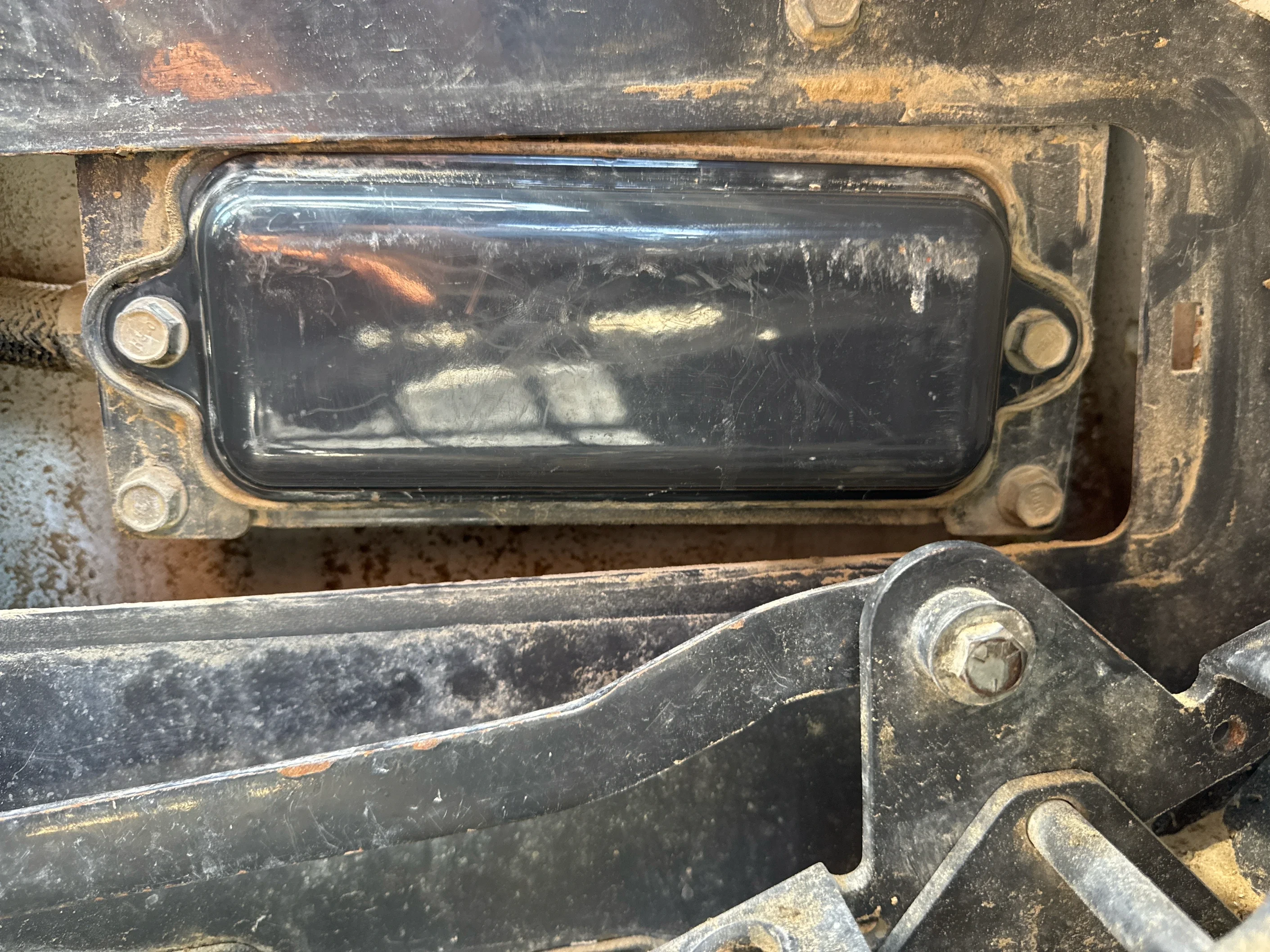 SSL-006-Bobcat-S510-skid-steer-loader-inspection-electronics-fuse-box-1