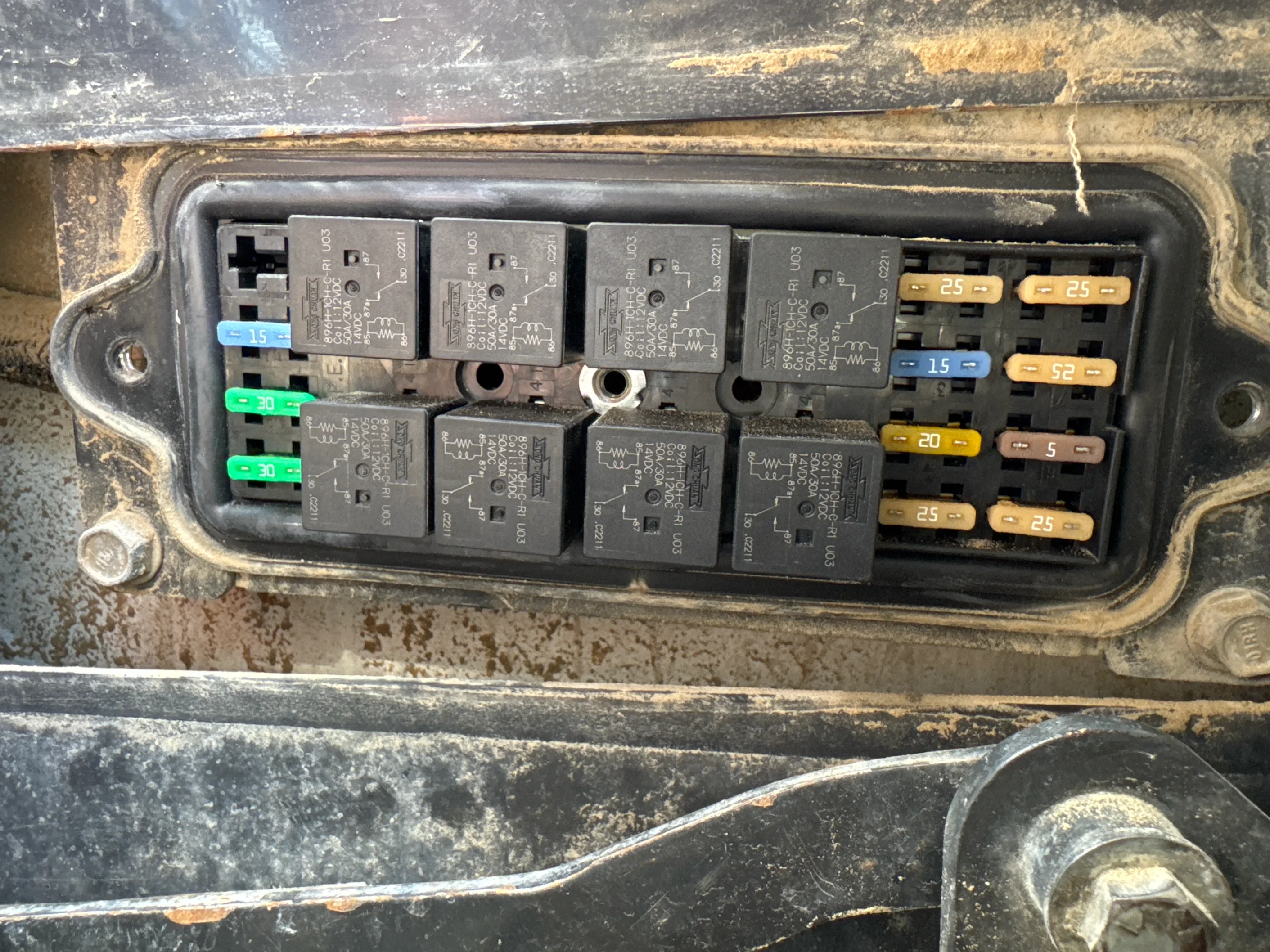 SSL-006-Bobcat-S510-skid-steer-loader-inspection-electronics-fuse-box-2