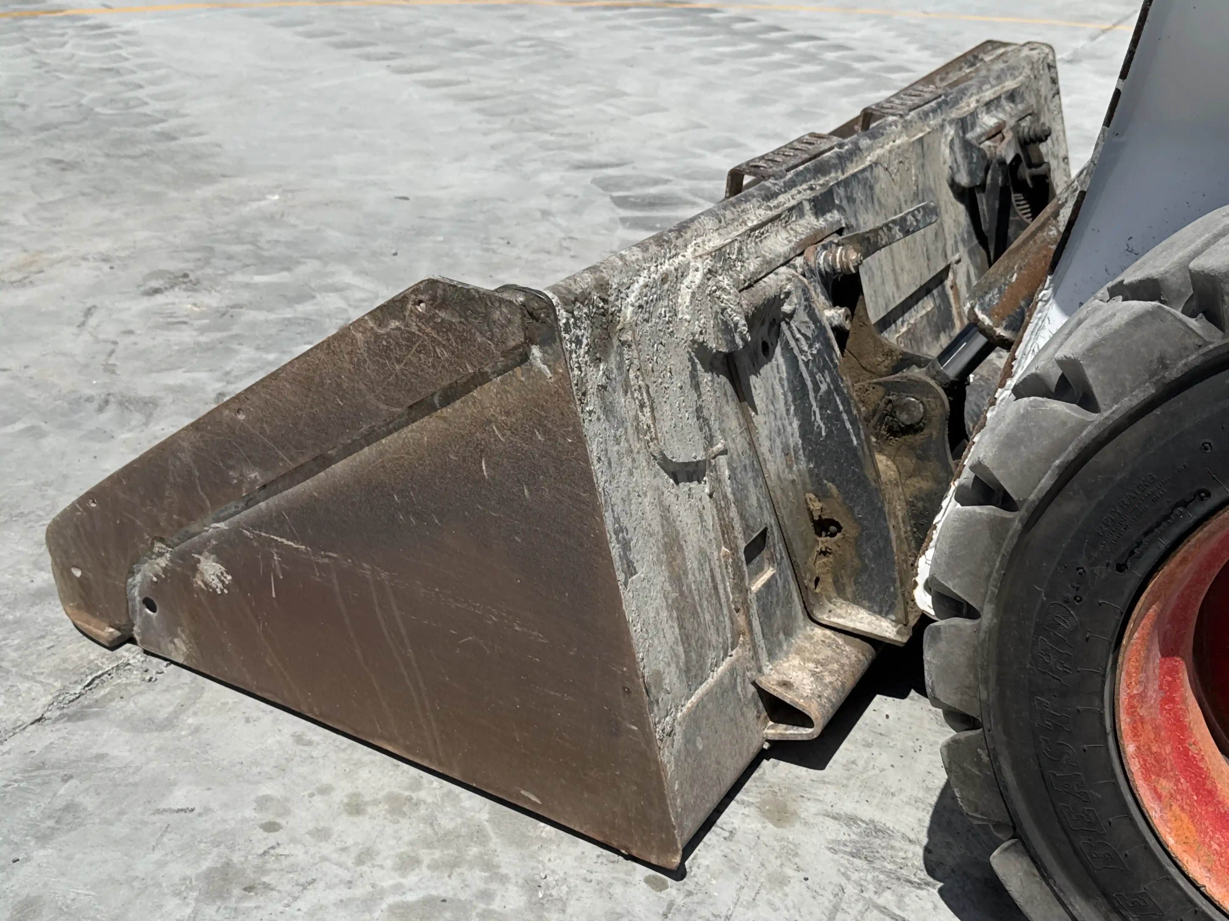 SSL-006-Bobcat-S510-skid-steer-loader-inspection-attachments-loader-bucket-condition-1