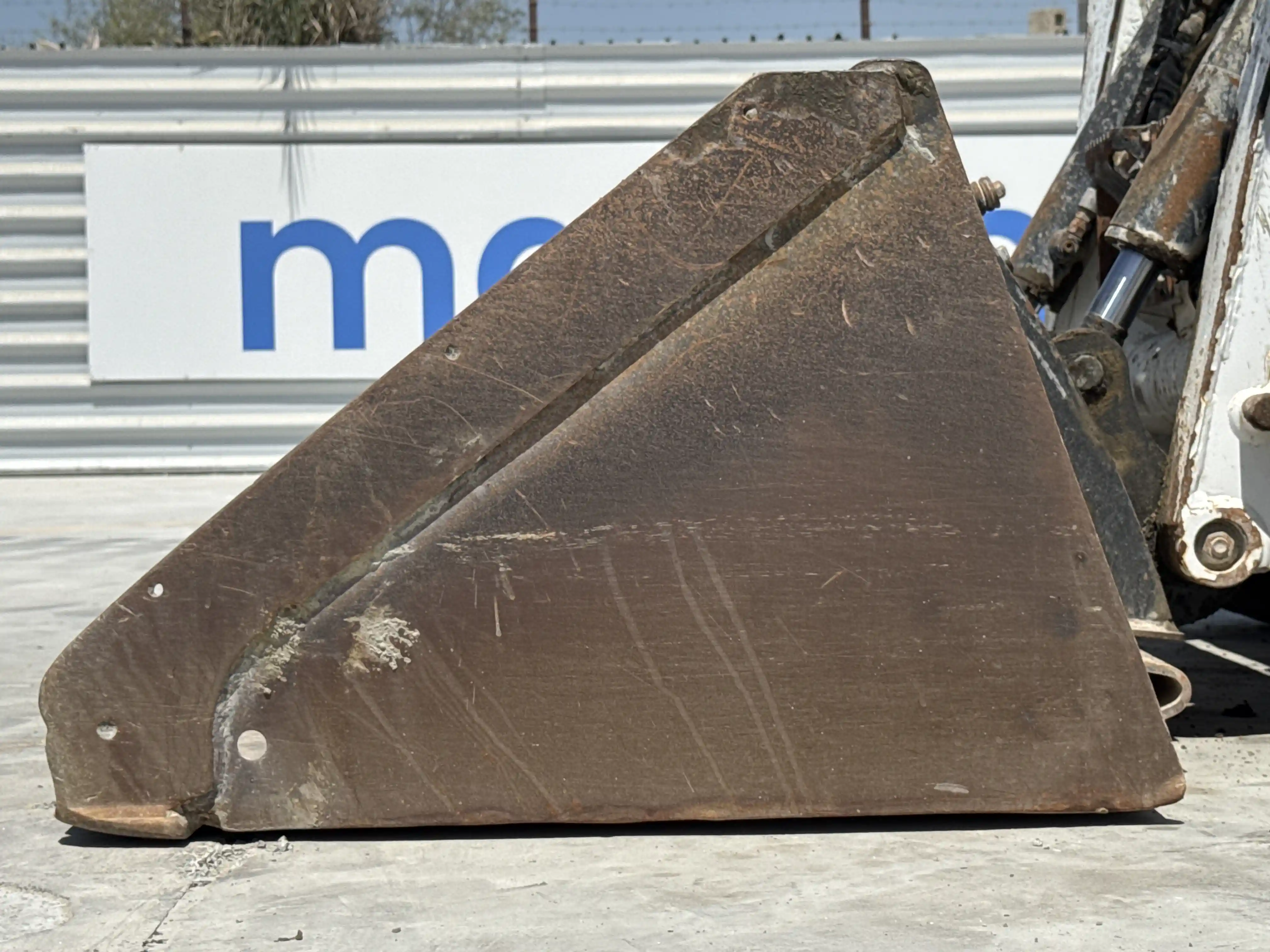 SSL-006-Bobcat-S510-skid-steer-loader-inspection-attachments-loader-bucket-condition-2