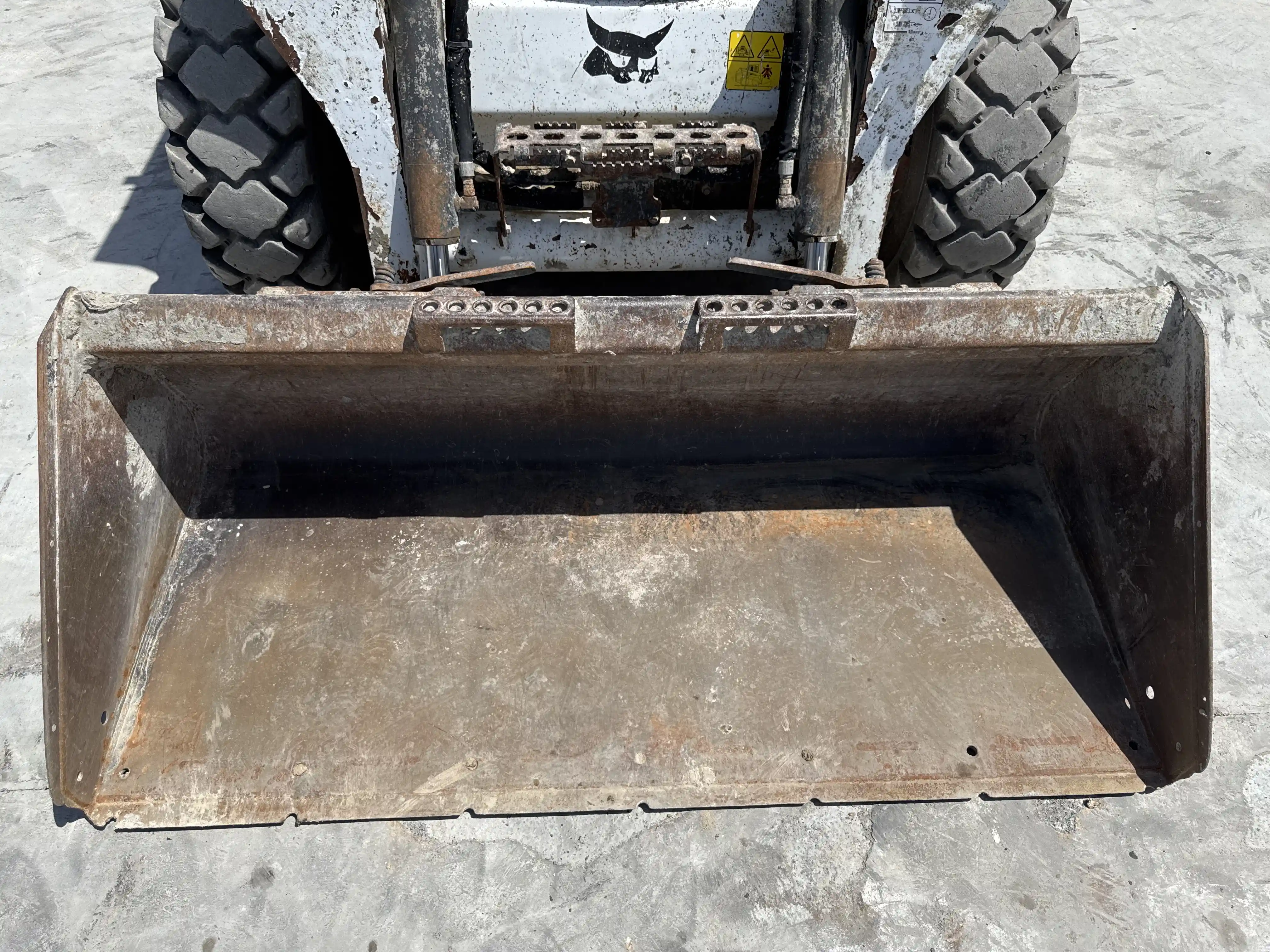 SSL-006-Bobcat-S510-skid-steer-loader-inspection-attachments-loader-bucket-condition-2