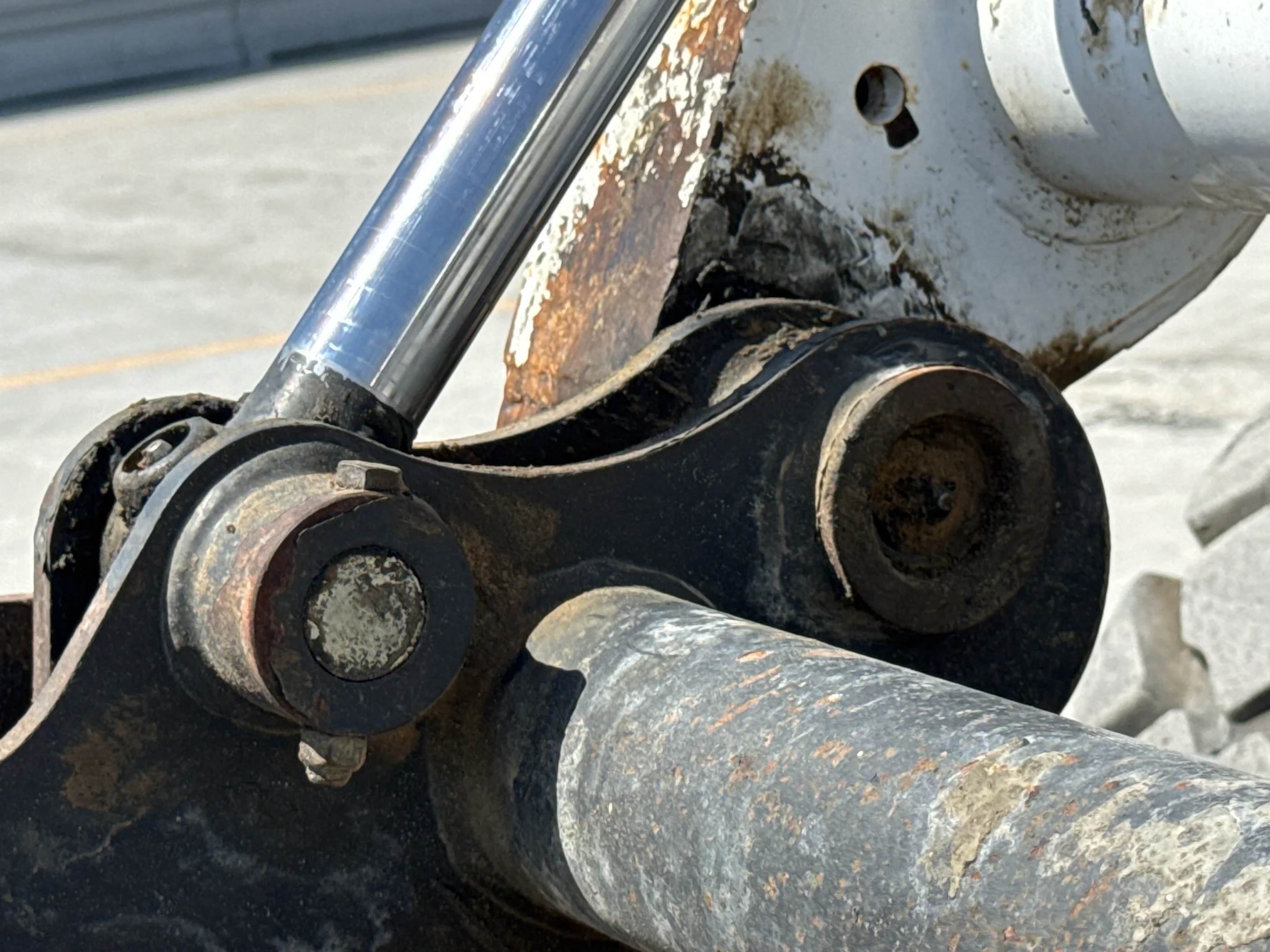 SSL-006-Bobcat-S510-skid-steer-loader-inspection-chassis-pins-and-bushings-lift-arm-to-bucket-1