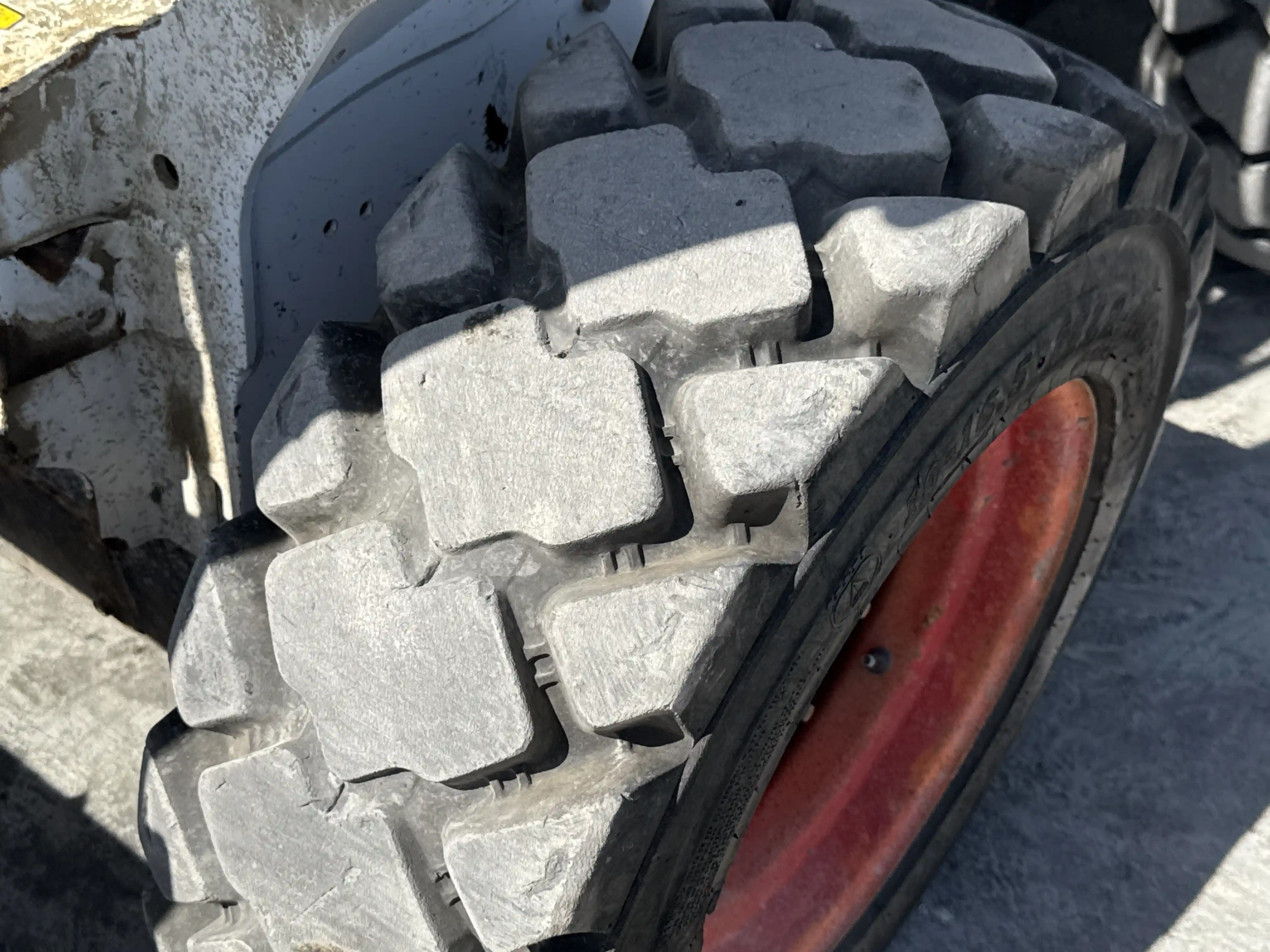 SSL-006-Bobcat-S510-skid-steer-loader-inspection-chassis-left-front-tire-wheel-hub-condition-1