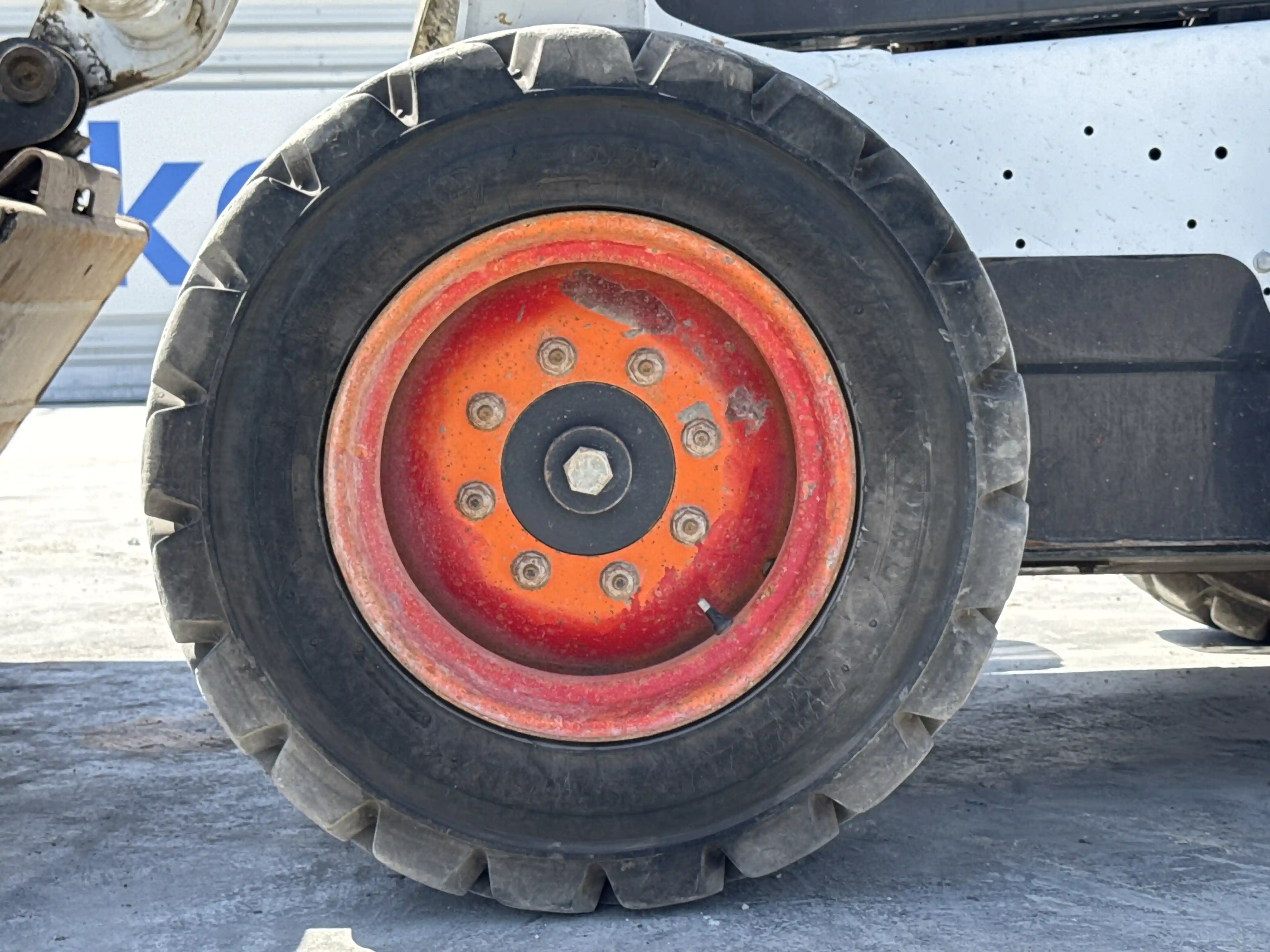SSL-006-Bobcat-S510-skid-steer-loader-inspection-chassis-left-front-tire-wheel-hub-condition-2