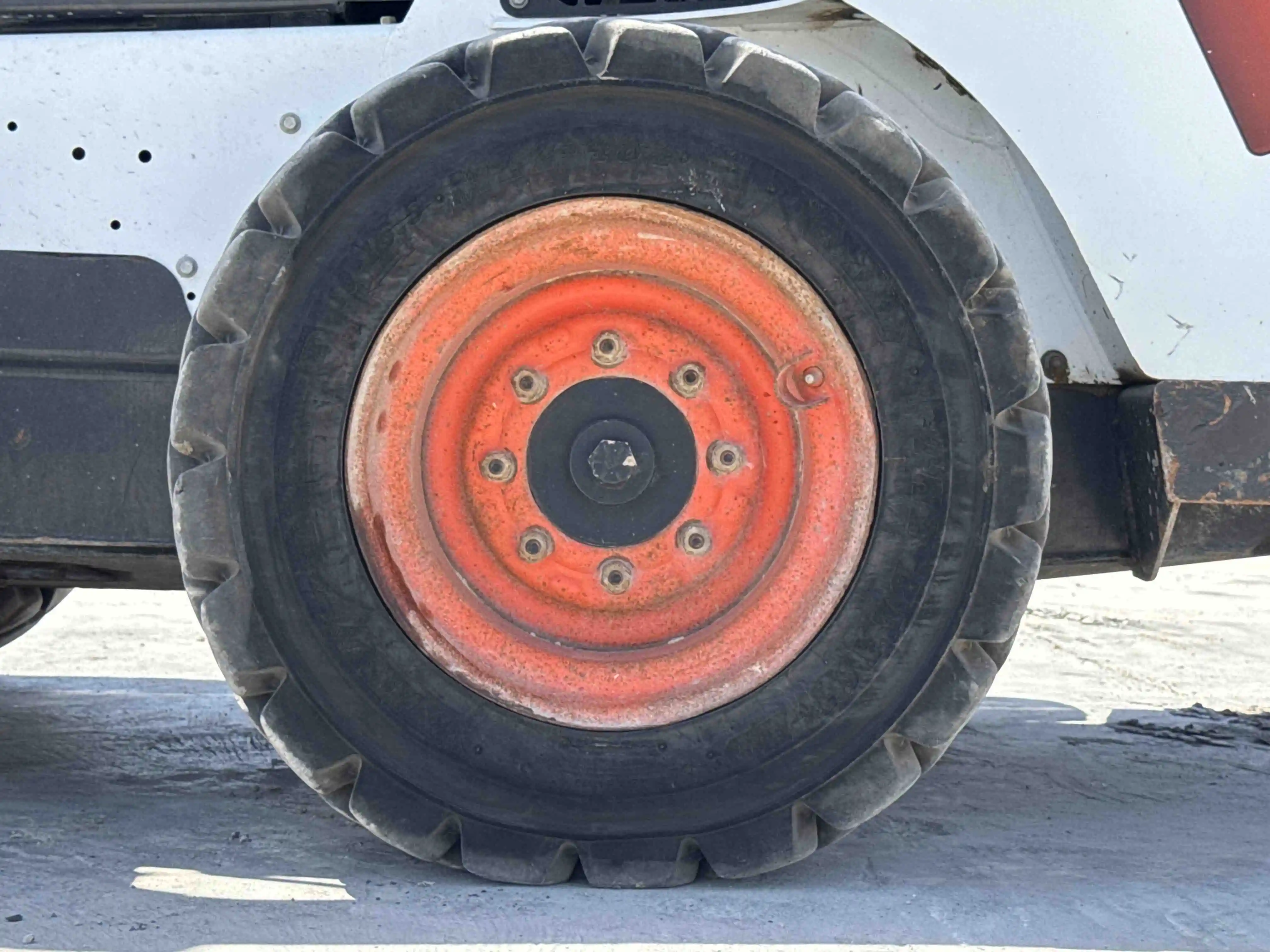 SSL-006-Bobcat-S510-skid-steer-loader-inspection-chassis-left-rear-tire-wheel-hub-condition-2