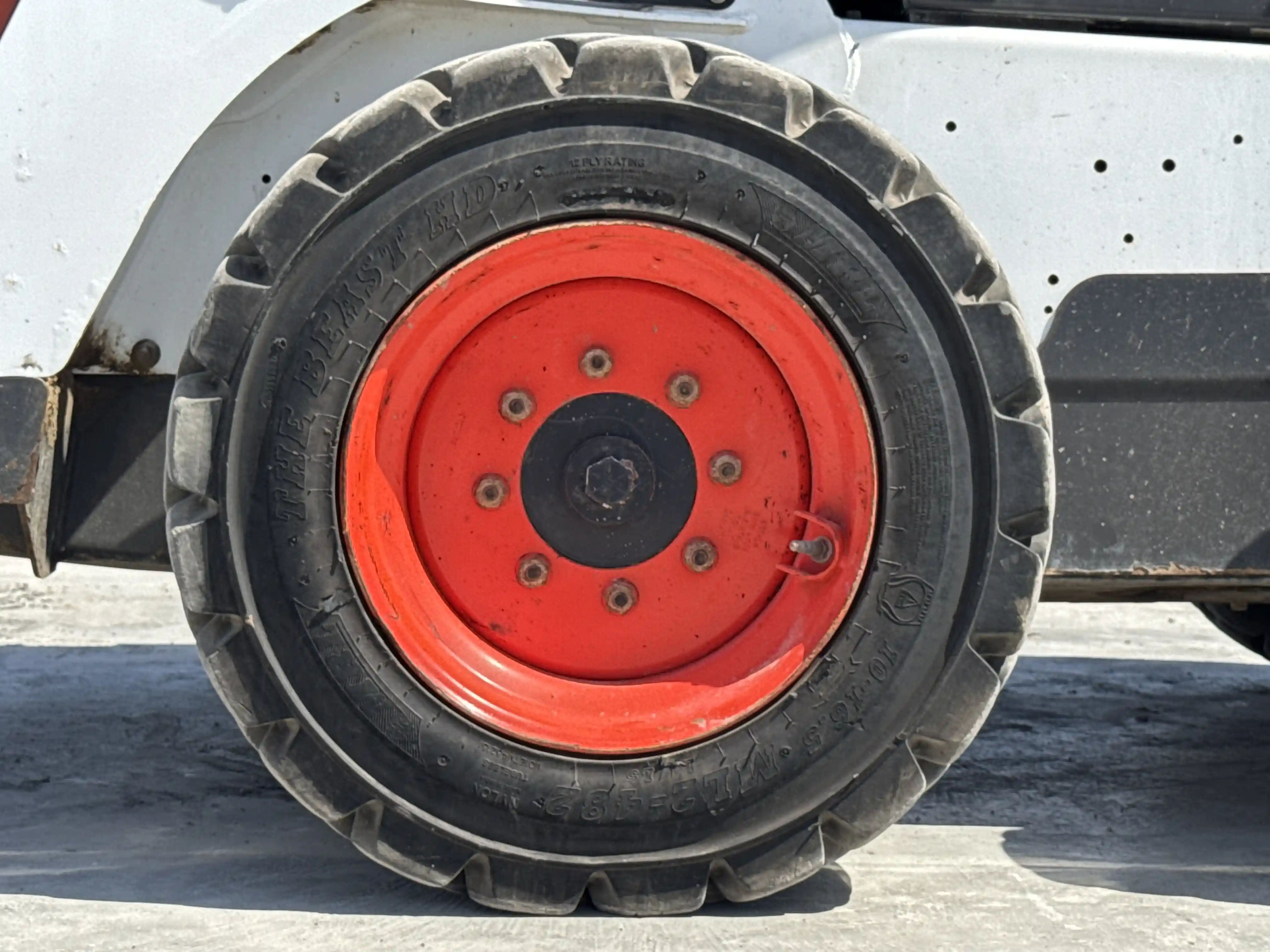 SSL-006-Bobcat-S510-skid-steer-loader-inspection-chassis-right-rear-tire-wheel-hub-condition-1