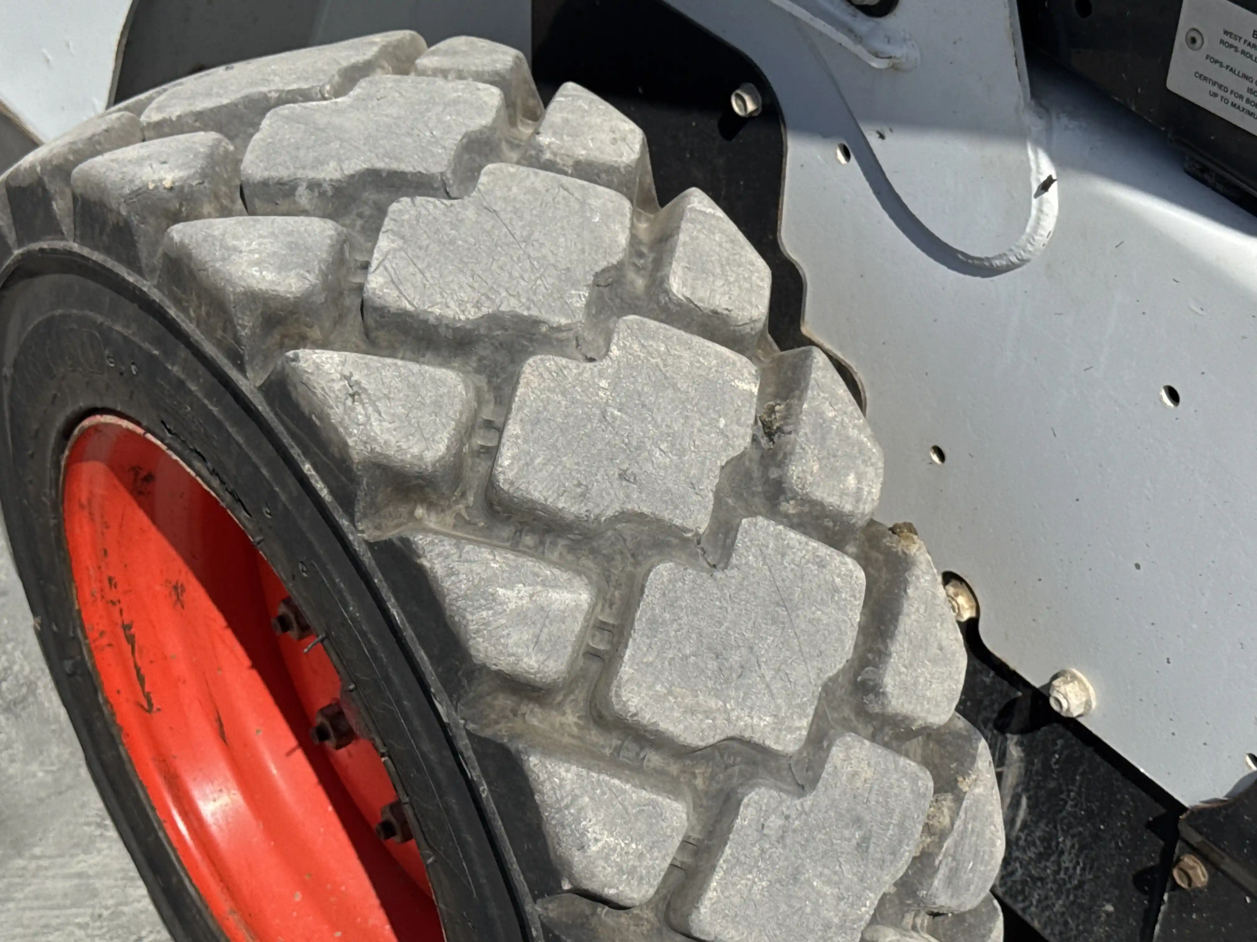 SSL-006-Bobcat-S510-skid-steer-loader-inspection-chassis-right-rear-tire-wheel-hub-condition-3