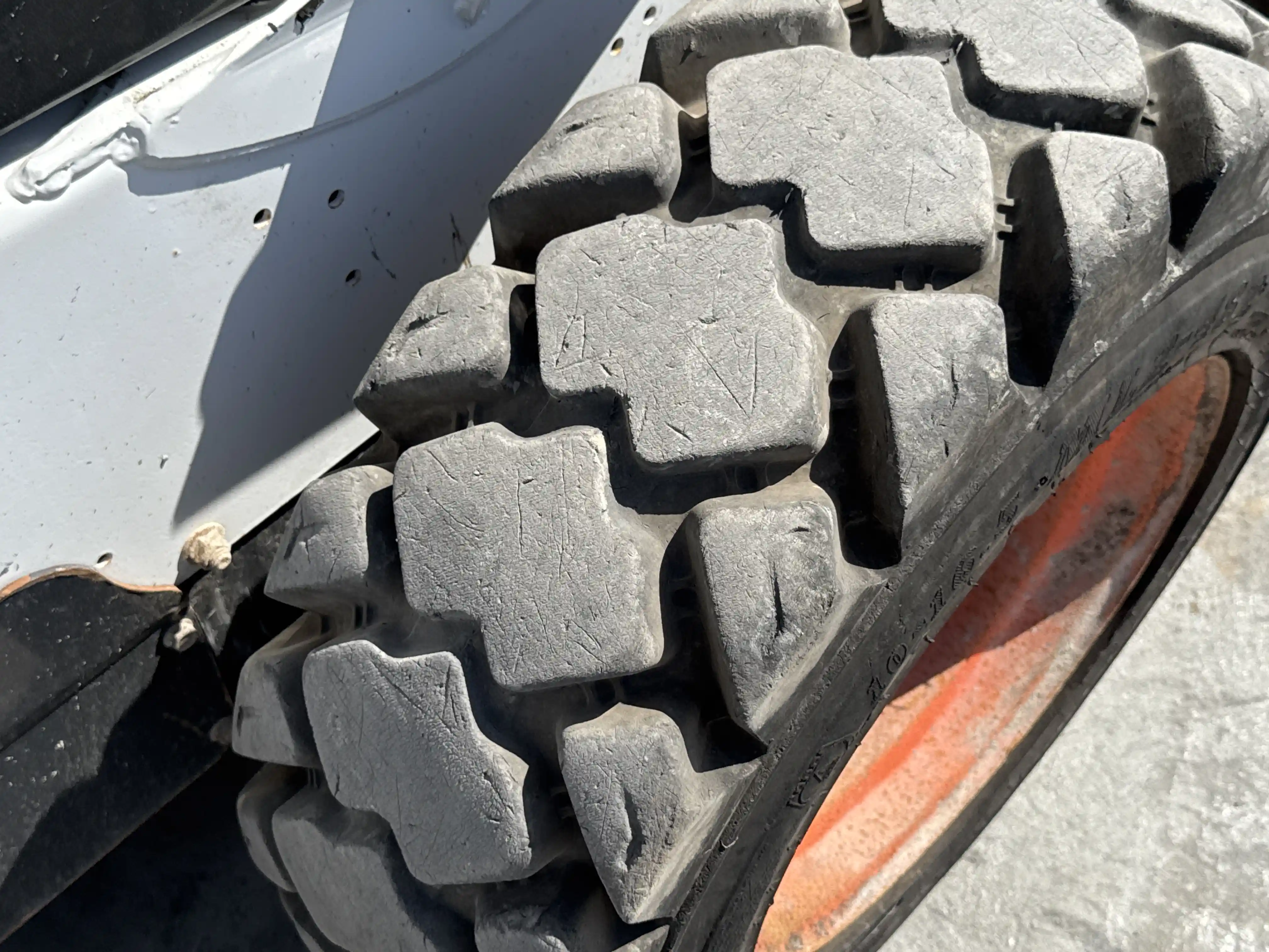 SSL-006-Bobcat-S510-skid-steer-loader-inspection-chassis-right-front-tire-wheel-hub-condition-1