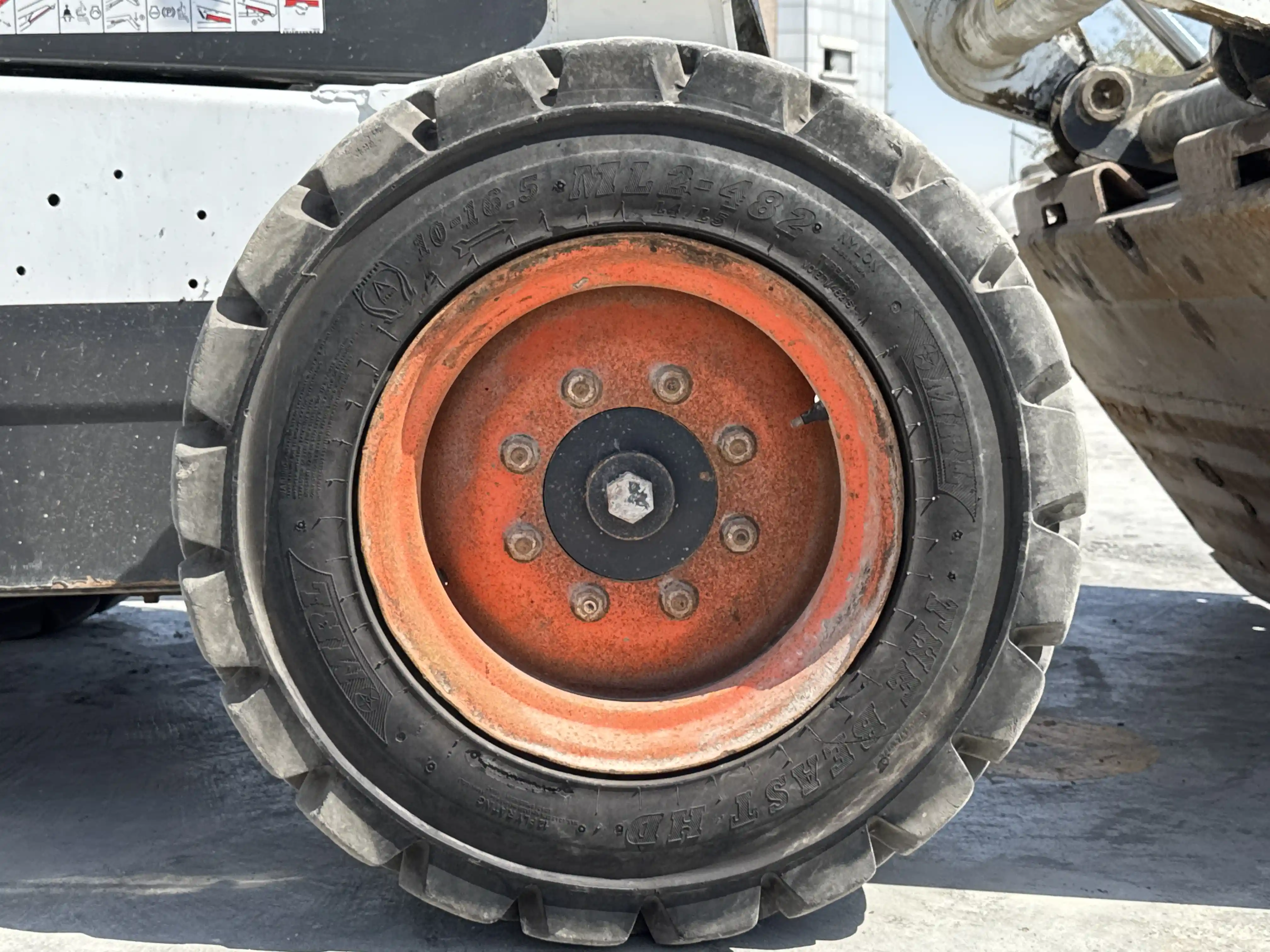 SSL-006-Bobcat-S510-skid-steer-loader-inspection-chassis-right-front-tire-wheel-hub-condition-2