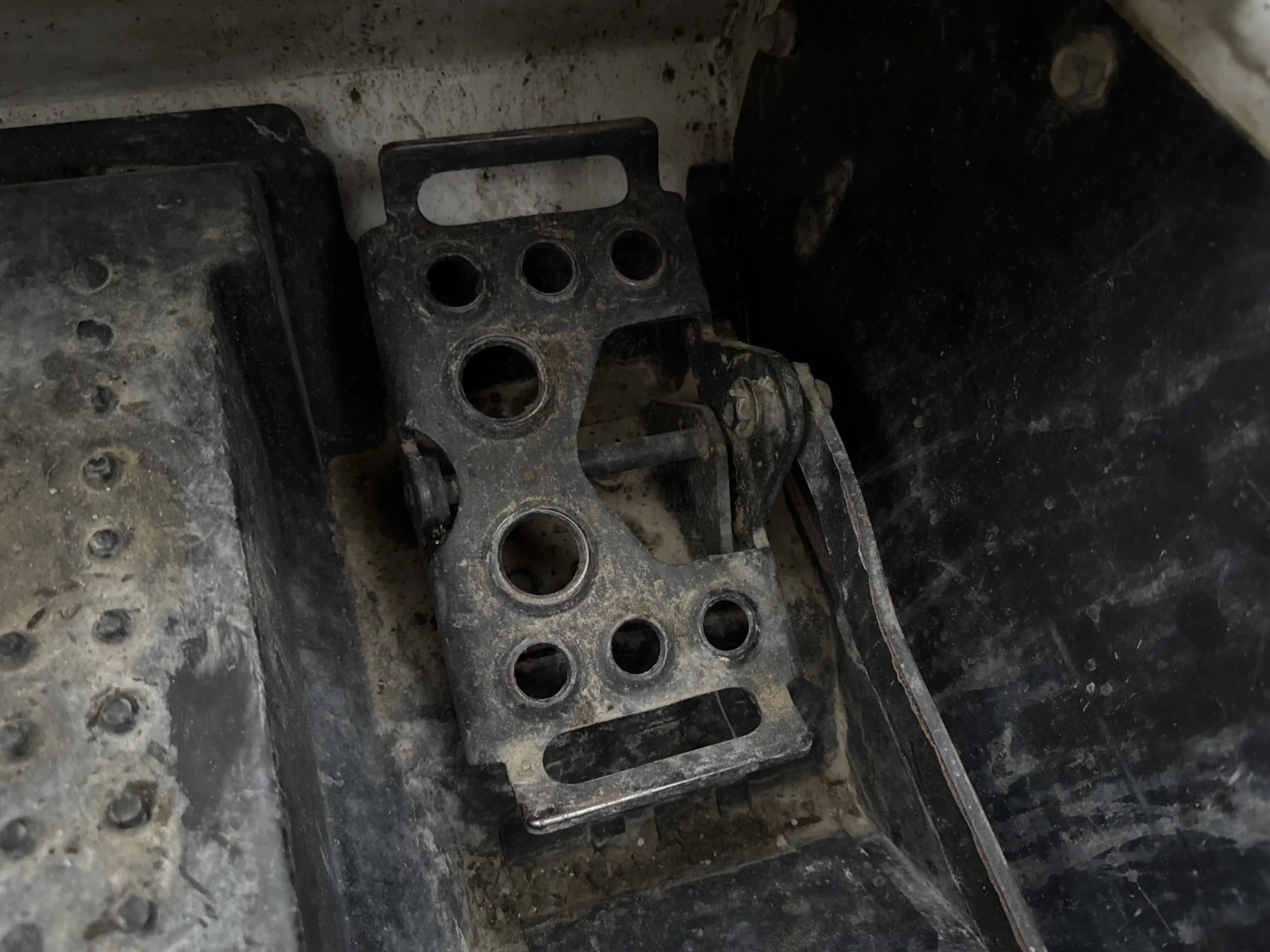 SSL-006-Bobcat-S510-skid-steer-loader-inspection-cabin-pedals-1