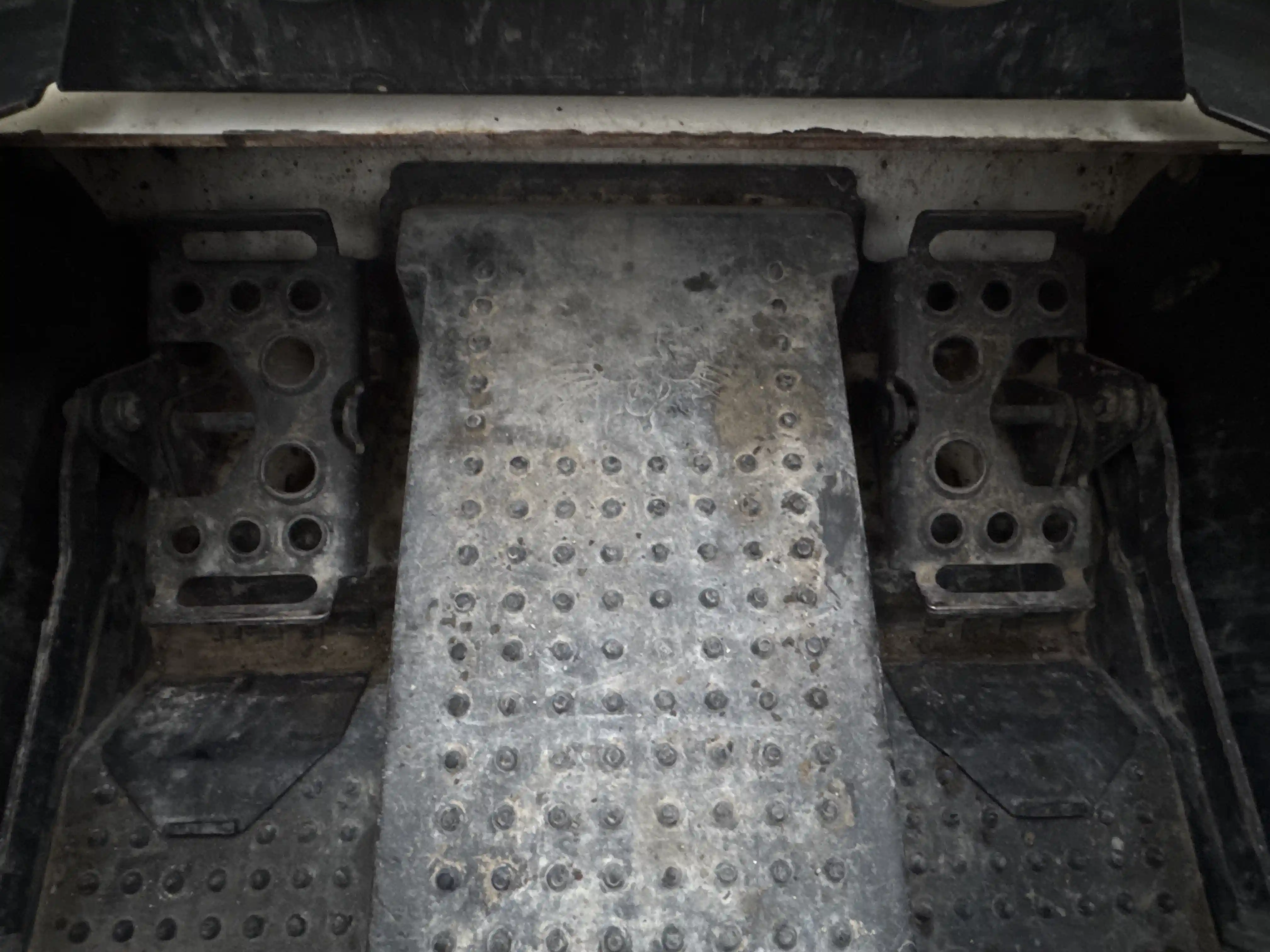 SSL-006-Bobcat-S510-skid-steer-loader-inspection-cabin-pedals-2