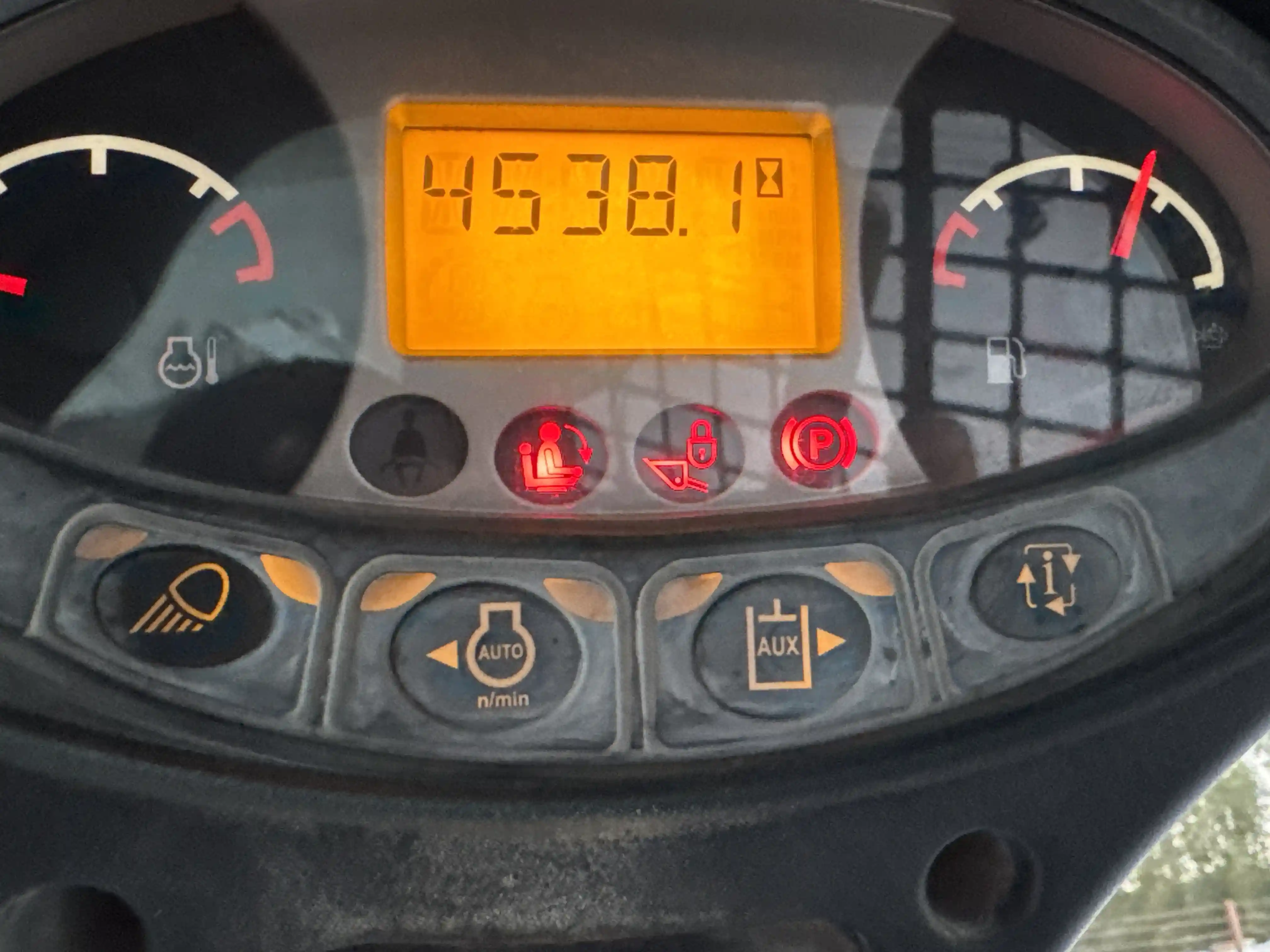 SSL-006-Bobcat-S510-skid-steer-loader-inspection-cabin-instrument-cluster-1