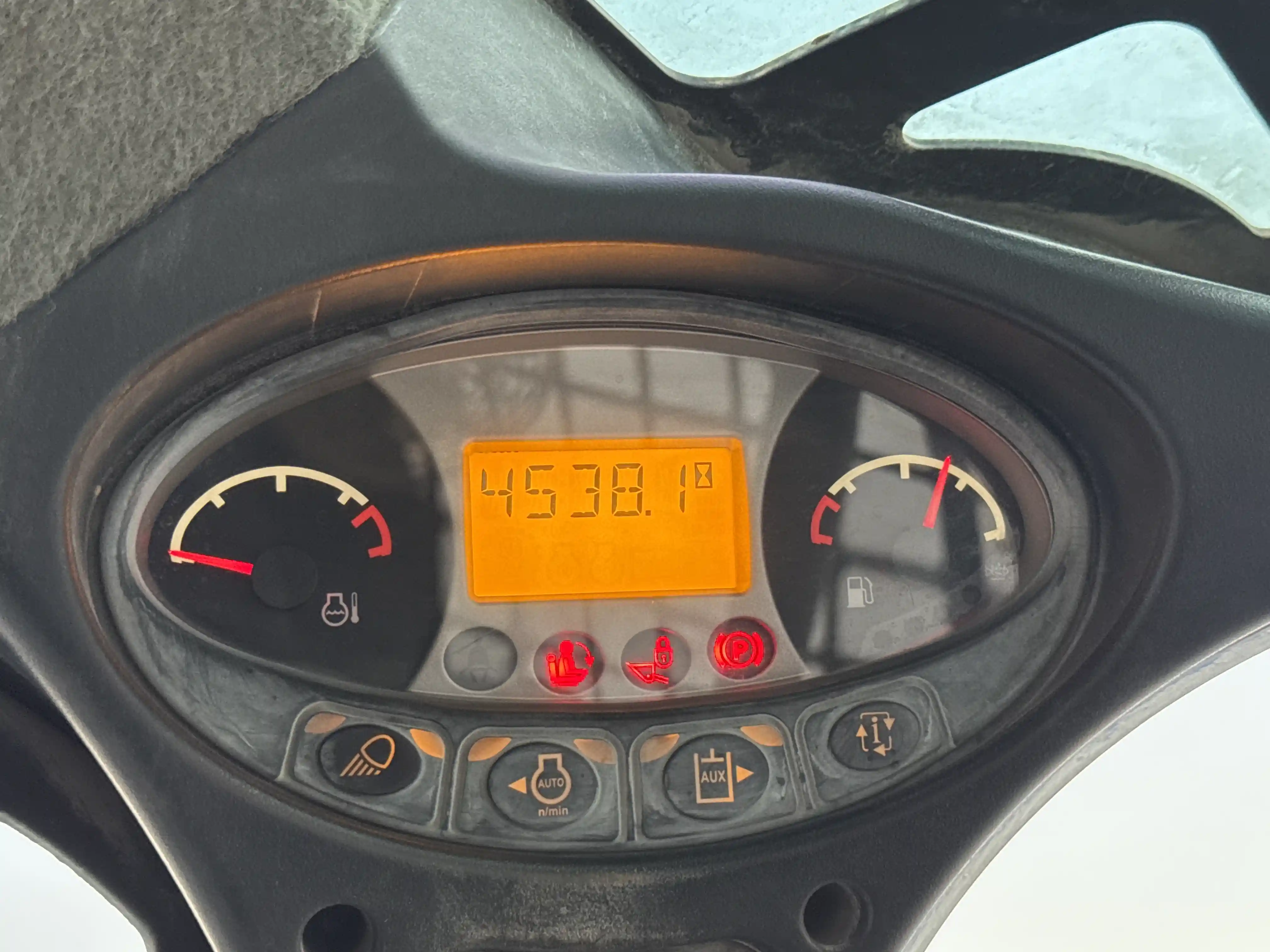 SSL-006-Bobcat-S510-skid-steer-loader-inspection-cabin-instrument-cluster-2