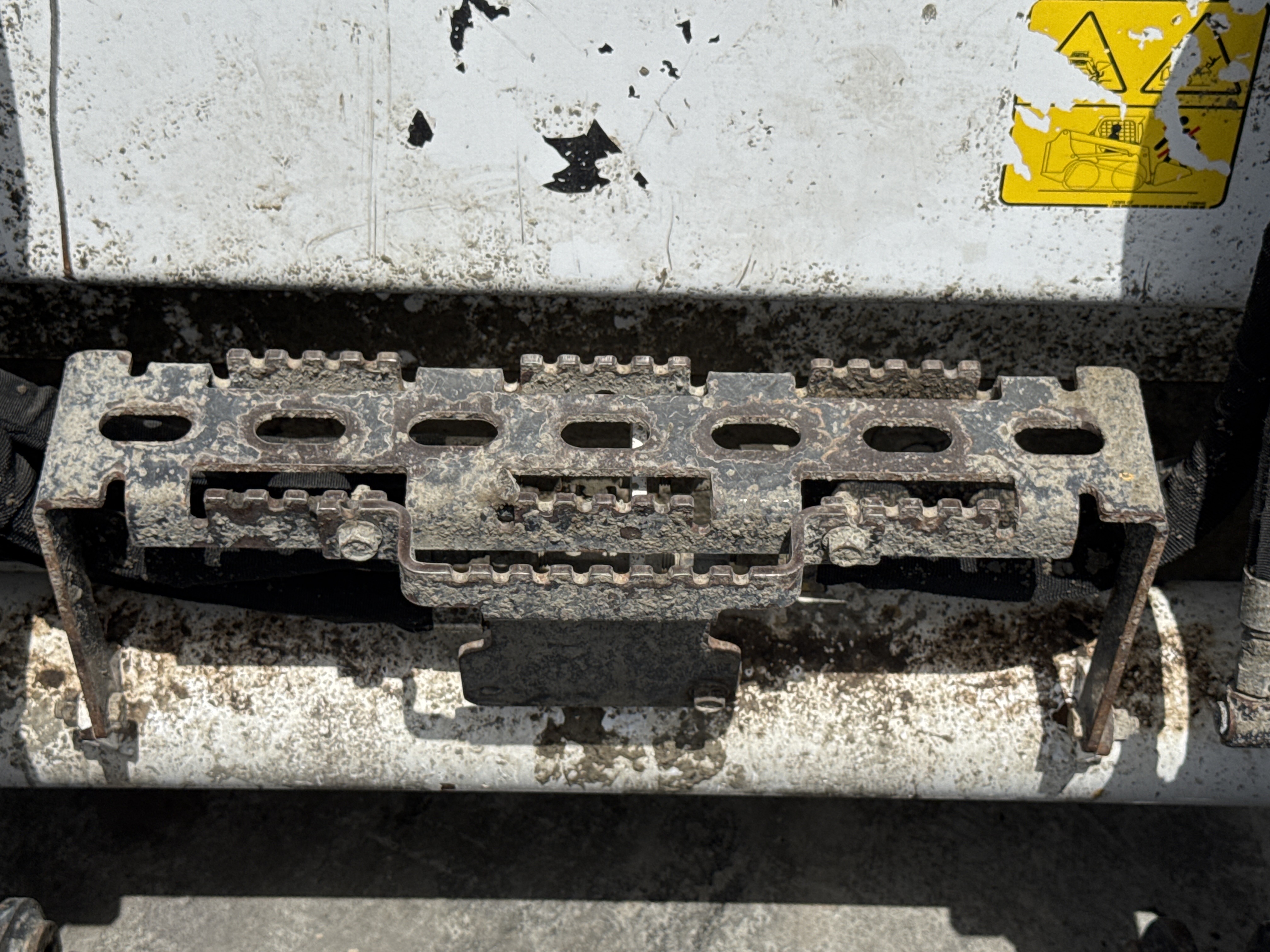 SSL-008-Bobcat-S510-skid-steer-loader-inspection-structure-steps-ladders-3