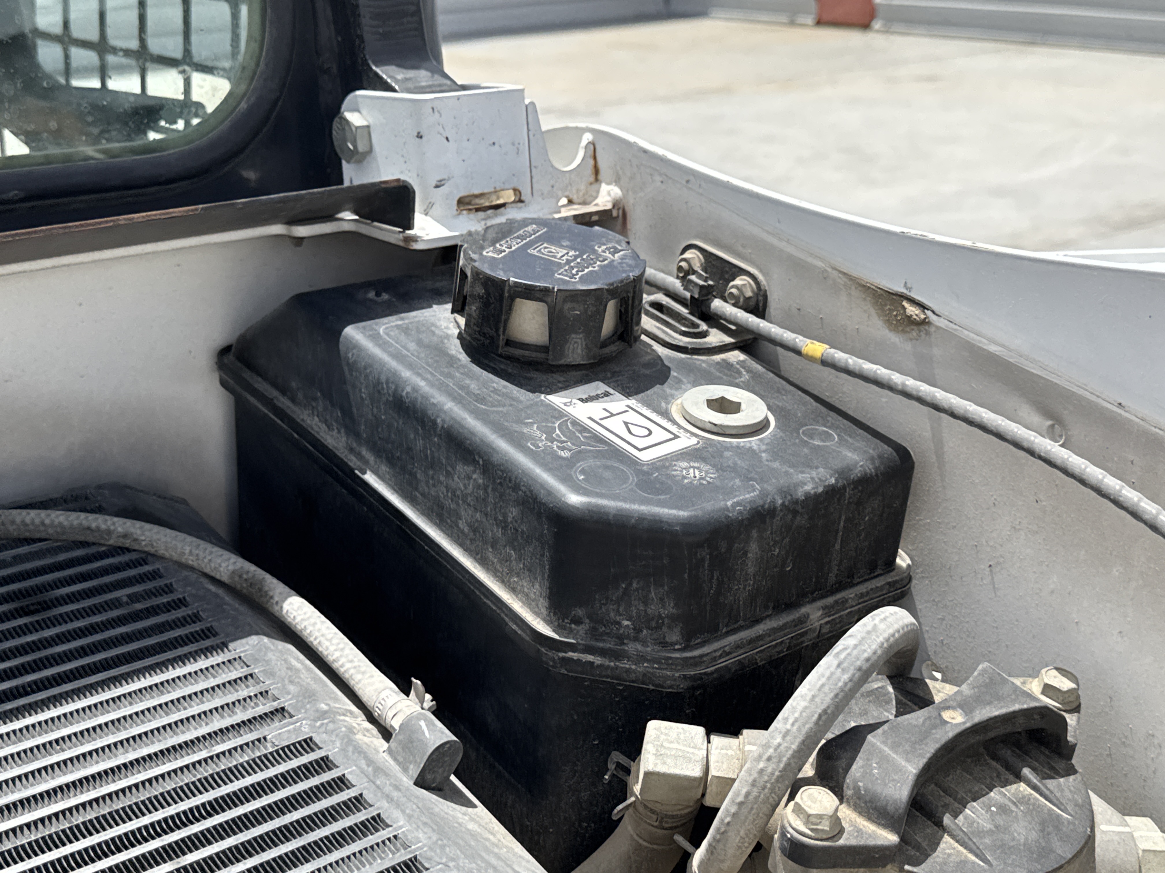SSL-008-Bobcat-S510-skid-steer-loader-inspection-hydraulics-hydraulic-tank-1