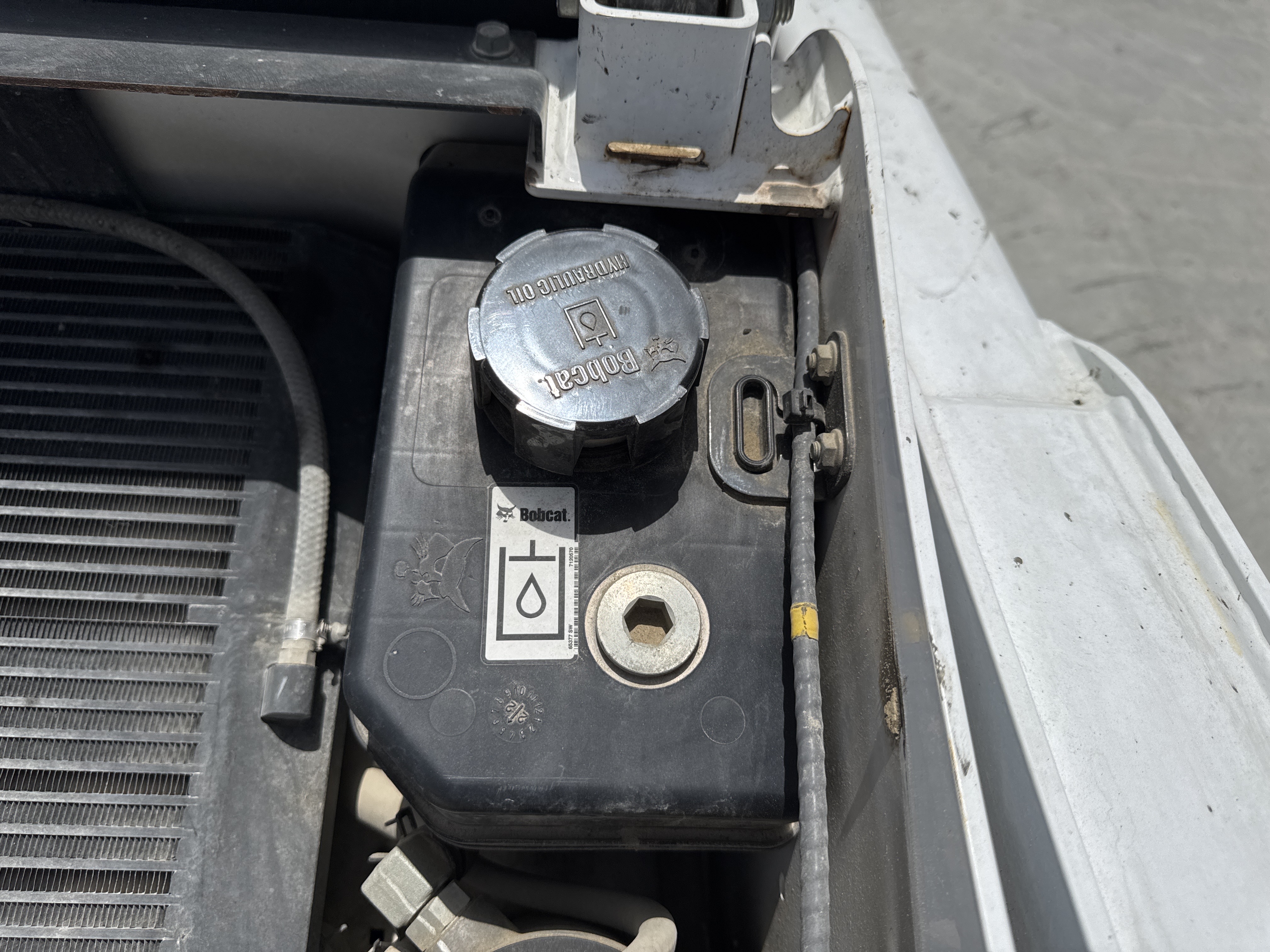 SSL-008-Bobcat-S510-skid-steer-loader-inspection-hydraulics-hydraulic-tank-2