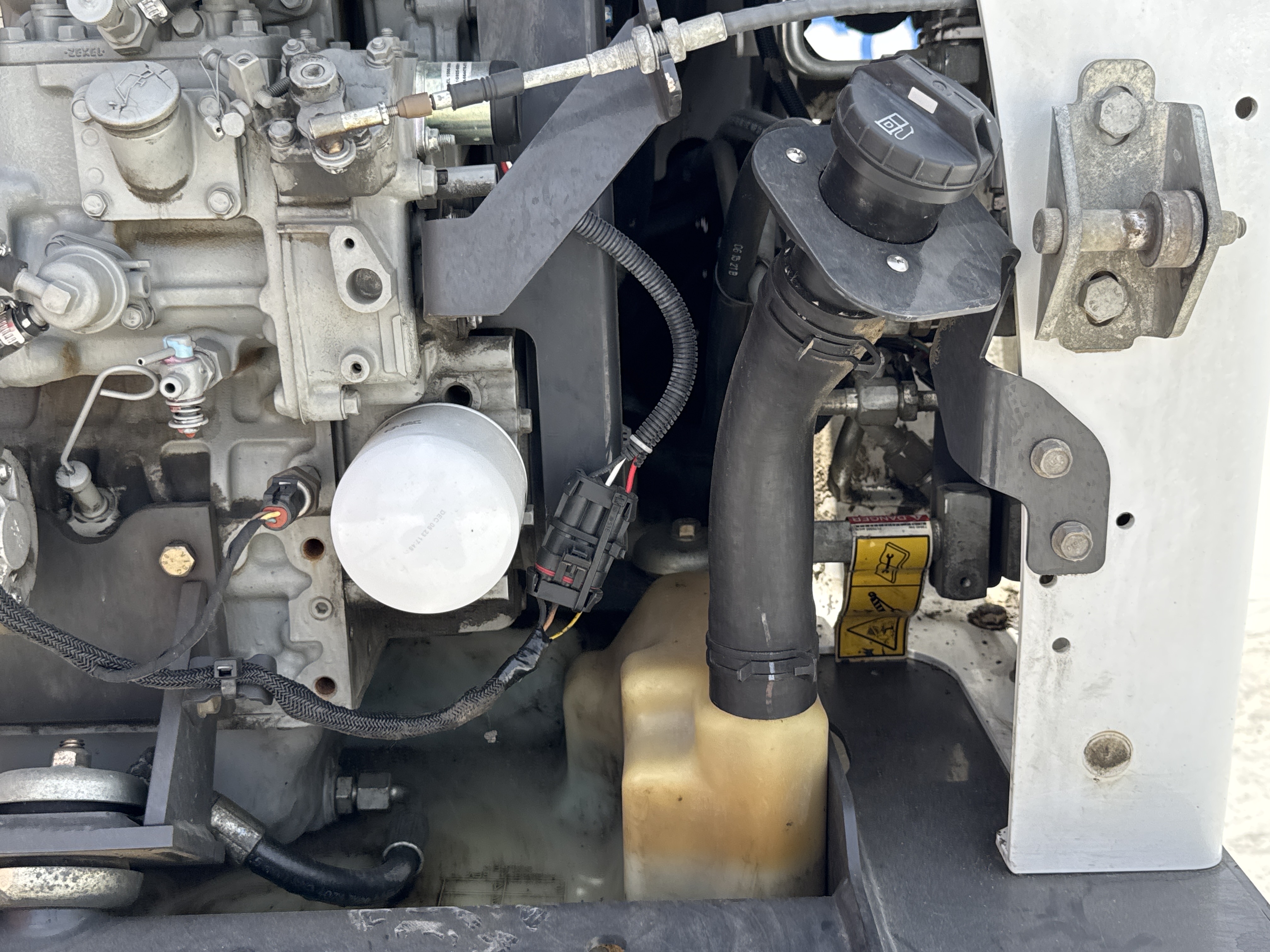 SSL-008-Bobcat-S510-skid-steer-loader-inspection-engine-fuel-tank-1
