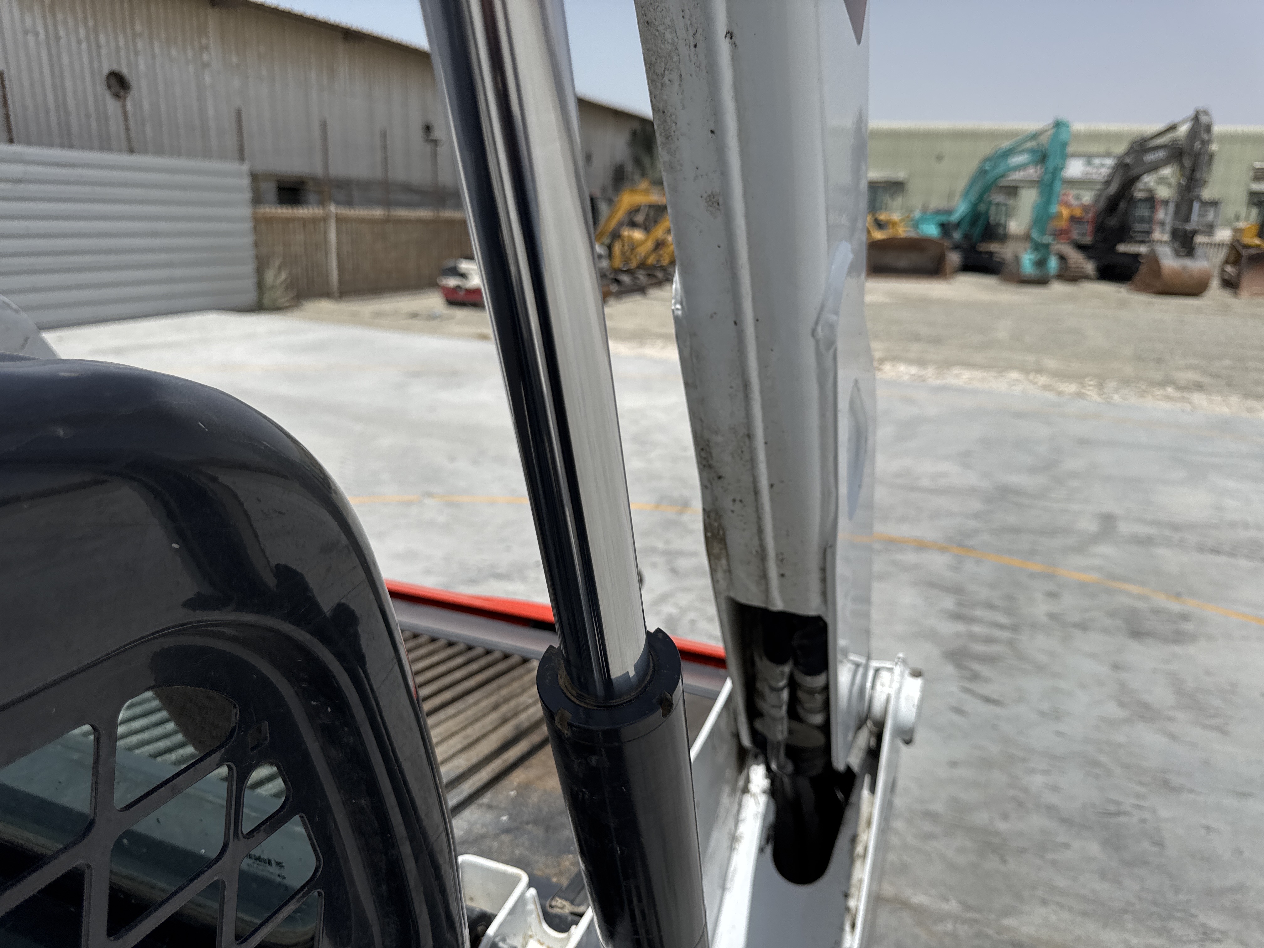 SSL-008-Bobcat-S510-skid-steer-loader-inspection-hydraulics-loader-lift-cylinder-3