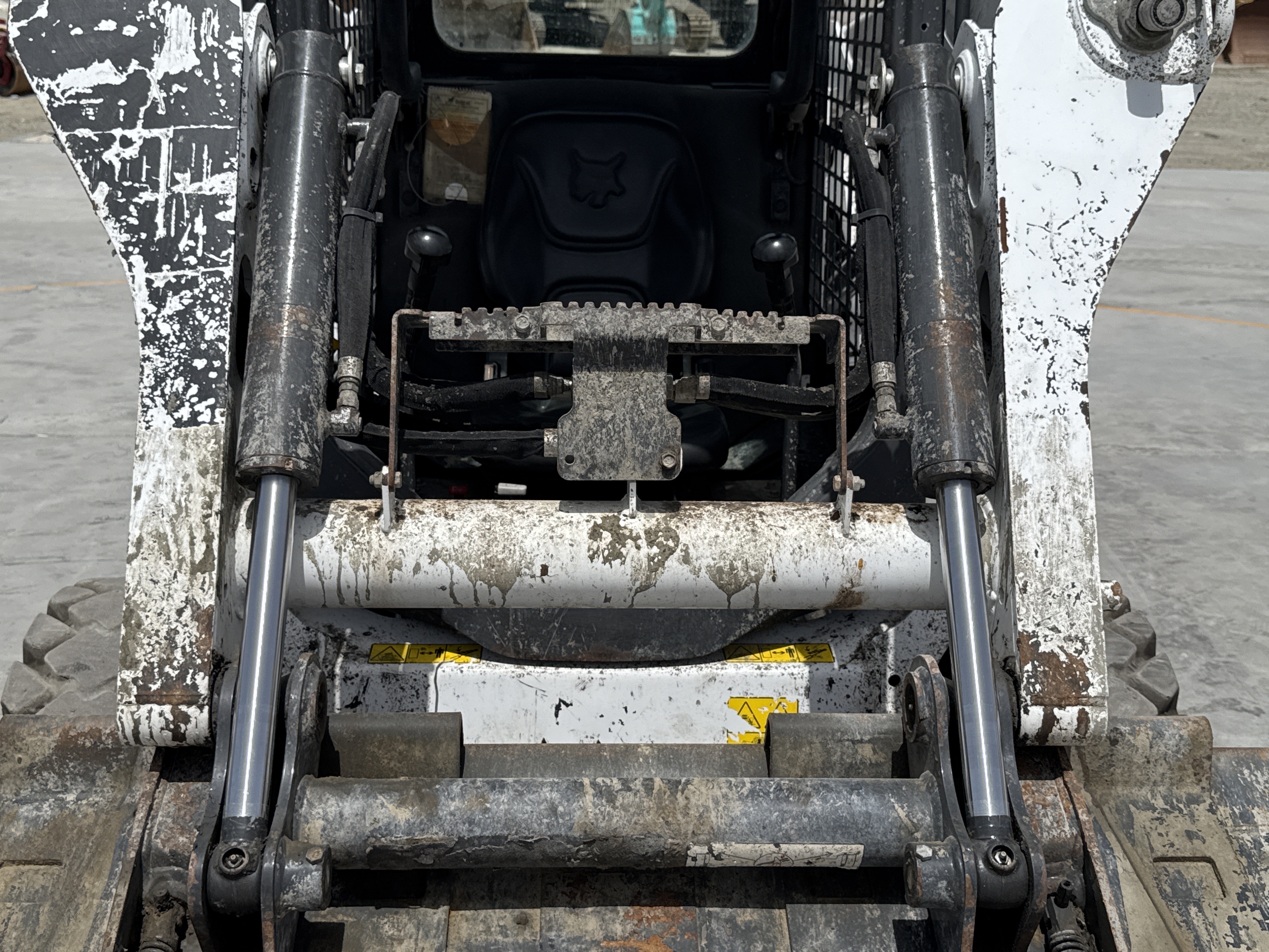SSL-008-Bobcat-S510-skid-steer-loader-inspection-hydraulics-bucket-tilt-cylinders-1