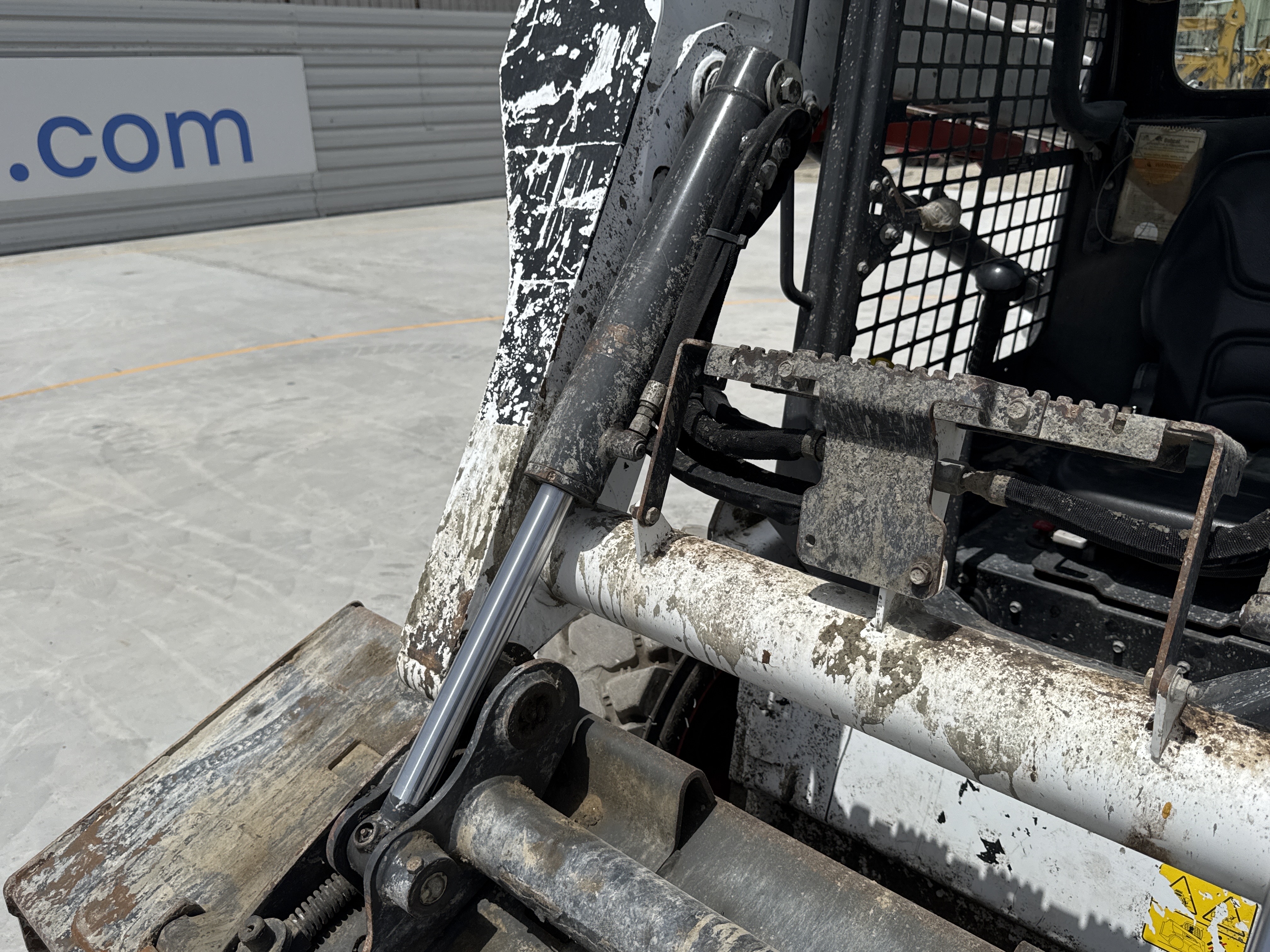 SSL-008-Bobcat-S510-skid-steer-loader-inspection-hydraulics-bucket-tilt-cylinders-2